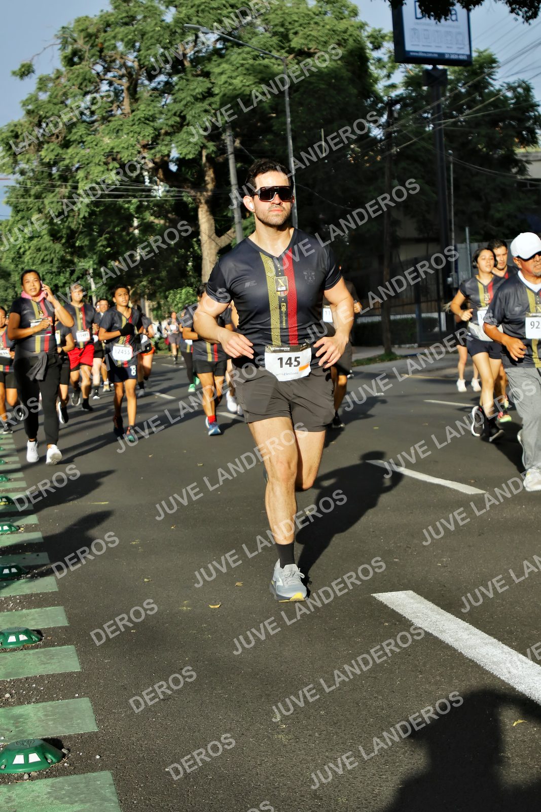 Foto de la X Carrera Leones Negros Red Cola 2026 en Rectoría General de la UdeG, Av. Juárez 976 (meta en Av. Enrique Díaz de León y Pedro Moreno), Guadalajara a las 07:57 · dorsal 145, 92, 2455