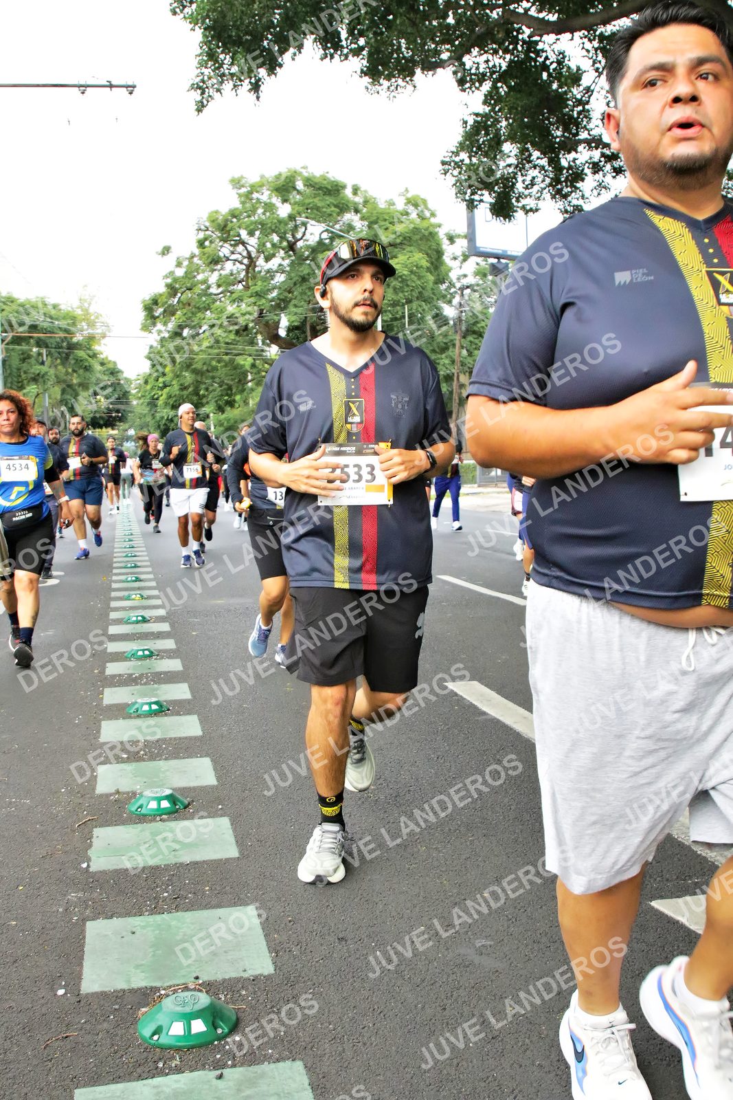 Foto de la X Carrera Leones Negros Red Cola 2026 en Rectoría General de la UdeG, Av. Juárez 976 (meta en Av. Enrique Díaz de León y Pedro Moreno), Guadalajara a las 07:17 · dorsal 4534, 13, 533