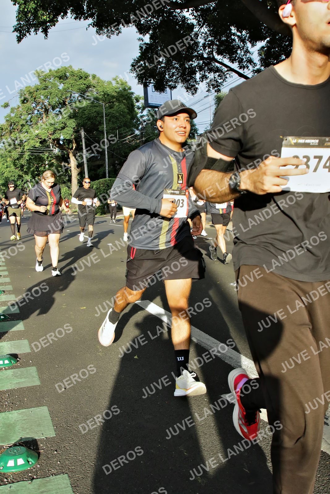 Foto de la X Carrera Leones Negros Red Cola 2026 en Rectoría General de la UdeG, Av. Juárez 976 (meta en Av. Enrique Díaz de León y Pedro Moreno), Guadalajara a las 07:46 · dorsal 374