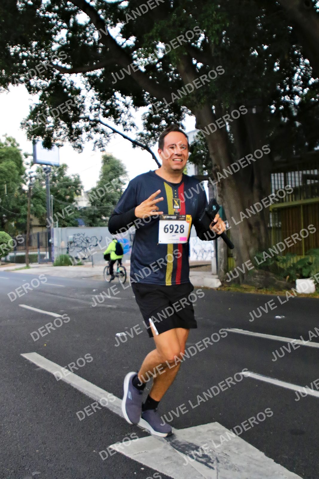 Foto de la X Carrera Leones Negros Red Cola 2026 en Rectoría General de la UdeG, Av. Juárez 976 (meta en Av. Enrique Díaz de León y Pedro Moreno), Guadalajara a las 04:57 · dorsal 6928
