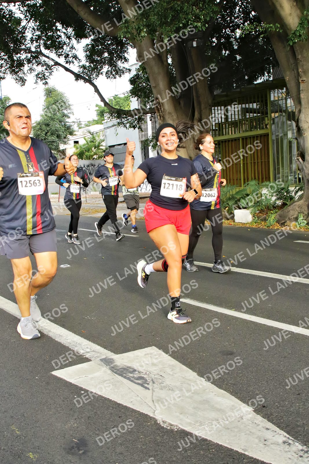 Foto de la X Carrera Leones Negros Red Cola 2026 en Rectoría General de la UdeG, Av. Juárez 976 (meta en Av. Enrique Díaz de León y Pedro Moreno), Guadalajara a las 08:07 · dorsal 12563, 12118, 12628, 12062