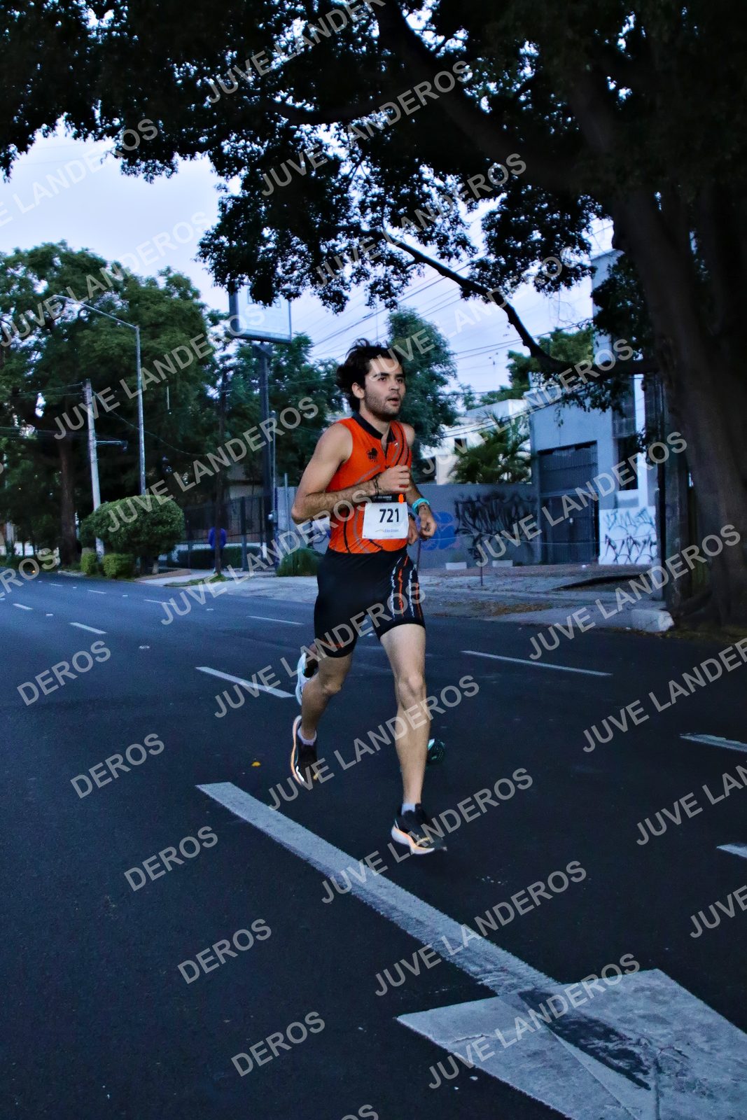 Foto de la X Carrera Leones Negros Red Cola 2026 en Rectoría General de la UdeG, Av. Juárez 976 (meta en Av. Enrique Díaz de León y Pedro Moreno), Guadalajara a las 04:50 · dorsal 721