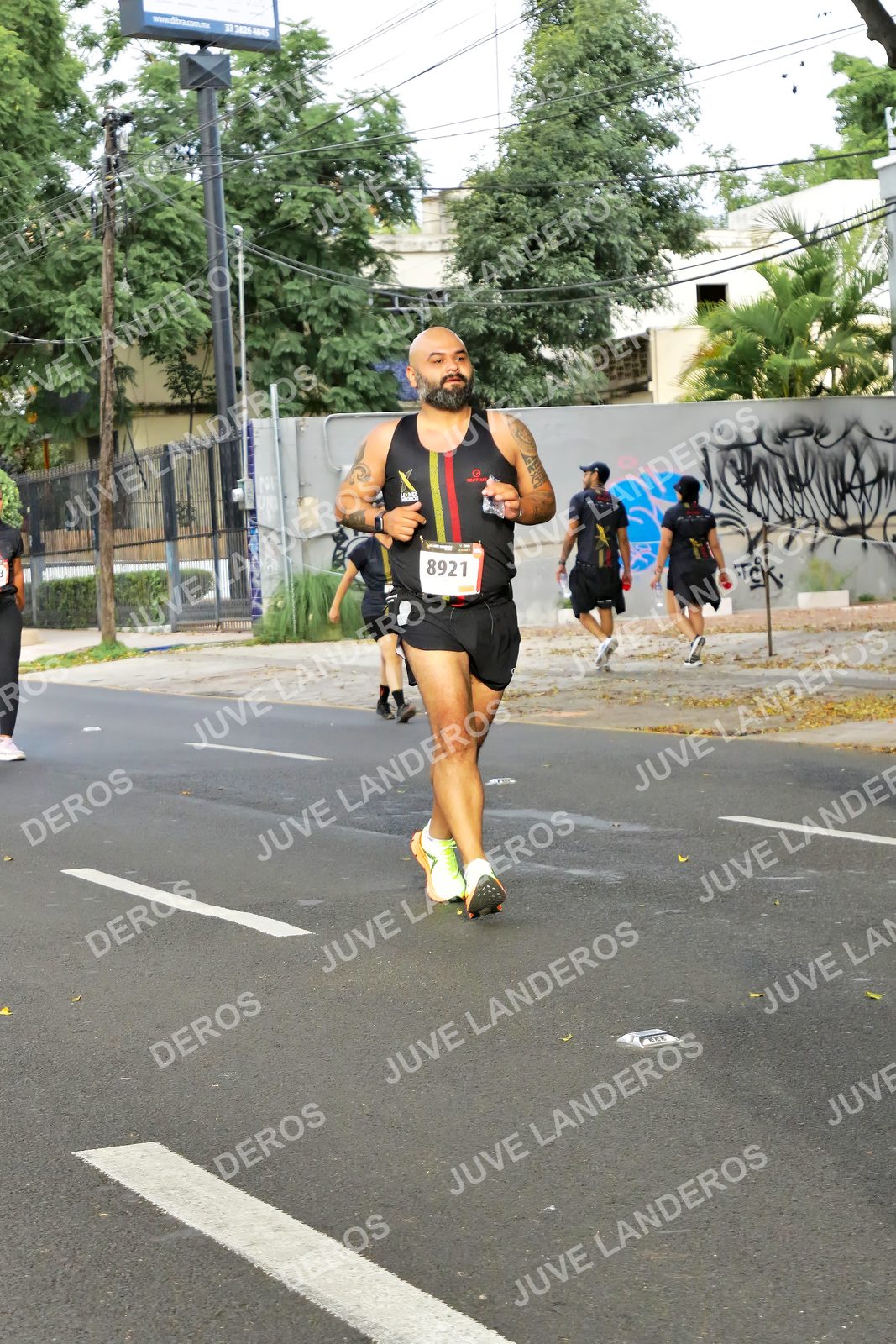Foto de la X Carrera Leones Negros Red Cola 2026 en Rectoría General de la UdeG, Av. Juárez 976 (meta en Av. Enrique Díaz de León y Pedro Moreno), Guadalajara a las 08:07 · dorsal 8921