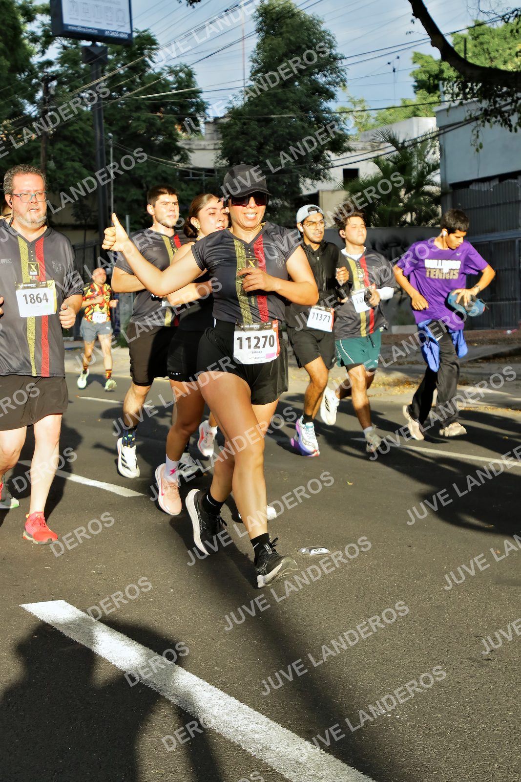 Foto de la X Carrera Leones Negros Red Cola 2026 en Rectoría General de la UdeG, Av. Juárez 976 (meta en Av. Enrique Díaz de León y Pedro Moreno), Guadalajara a las 07:42 · dorsal 11270, 1864, 11371
