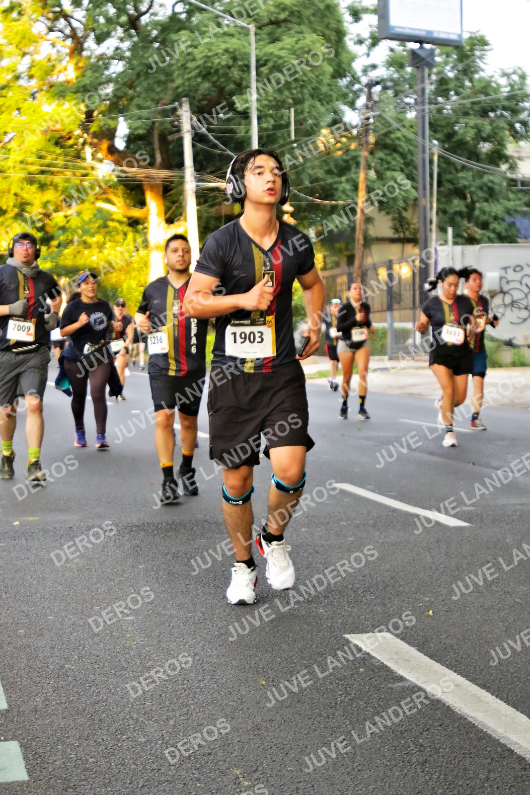 Foto de la X Carrera Leones Negros Red Cola 2026 en Rectoría General de la UdeG, Av. Juárez 976 (meta en Av. Enrique Díaz de León y Pedro Moreno), Guadalajara a las 05:04 · dorsal 1903, 5236, 1631