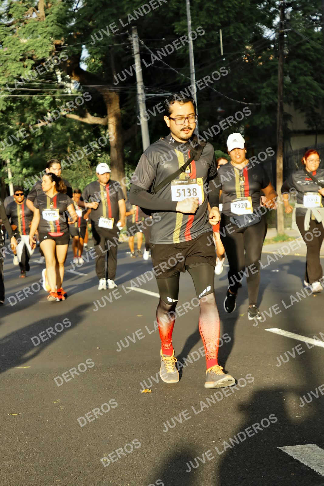 Foto de la X Carrera Leones Negros Red Cola 2026 en Rectoría General de la UdeG, Av. Juárez 976 (meta en Av. Enrique Díaz de León y Pedro Moreno), Guadalajara a las 07:26 · dorsal 5138, 7320, 7005, 1407
