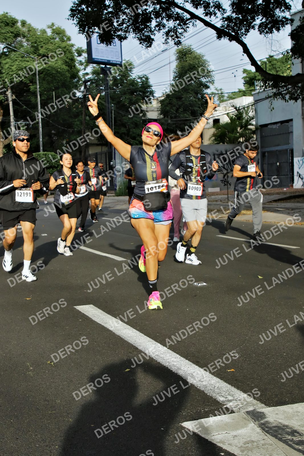 Foto de la X Carrera Leones Negros Red Cola 2026 en Rectoría General de la UdeG, Av. Juárez 976 (meta en Av. Enrique Díaz de León y Pedro Moreno), Guadalajara a las 08:02 · dorsal 12191, 10903, 8784