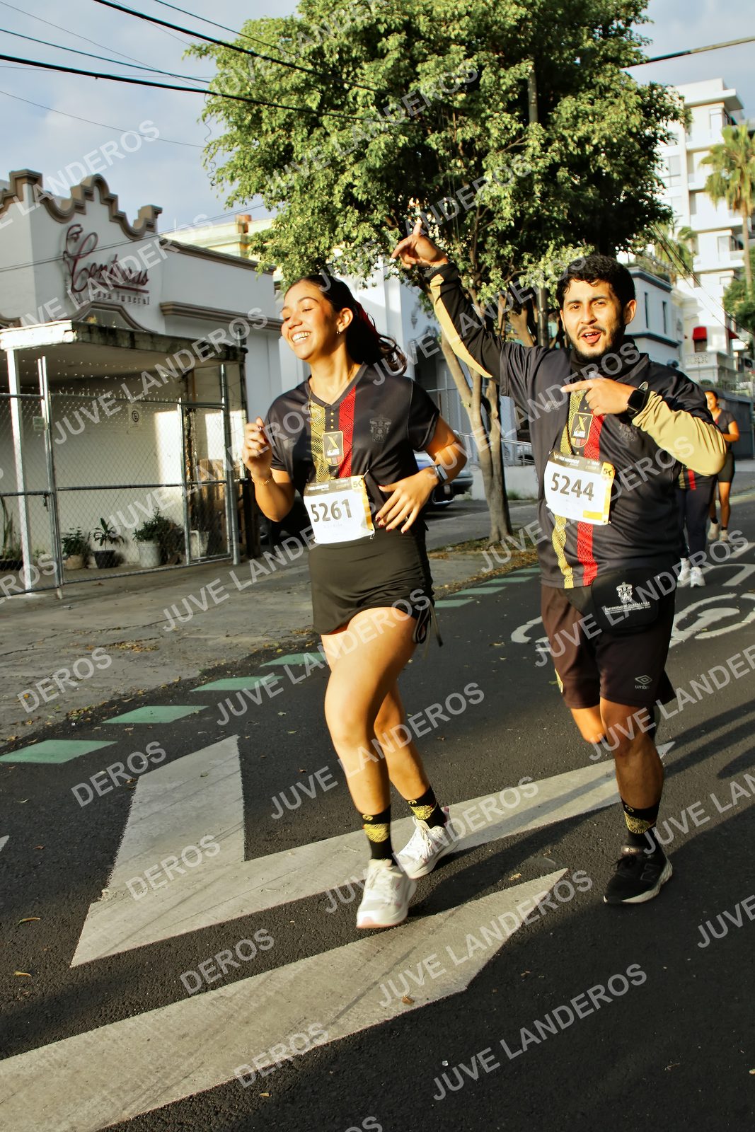 Foto de la X Carrera Leones Negros Red Cola 2026 en Rectoría General de la UdeG, Av. Juárez 976 (meta en Av. Enrique Díaz de León y Pedro Moreno), Guadalajara a las 07:32 · dorsal 5244, 5261