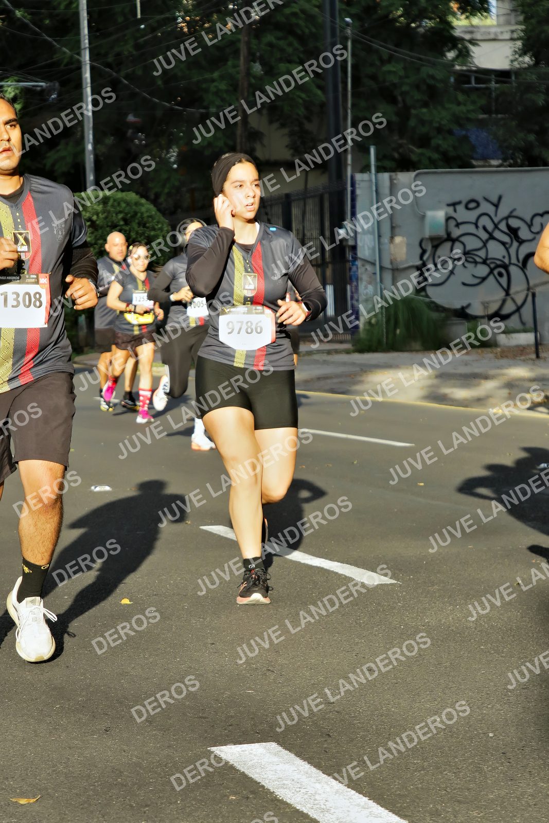 Foto de la X Carrera Leones Negros Red Cola 2026 en Rectoría General de la UdeG, Av. Juárez 976 (meta en Av. Enrique Díaz de León y Pedro Moreno), Guadalajara a las 07:49 · dorsal 9786, 1308, 1253