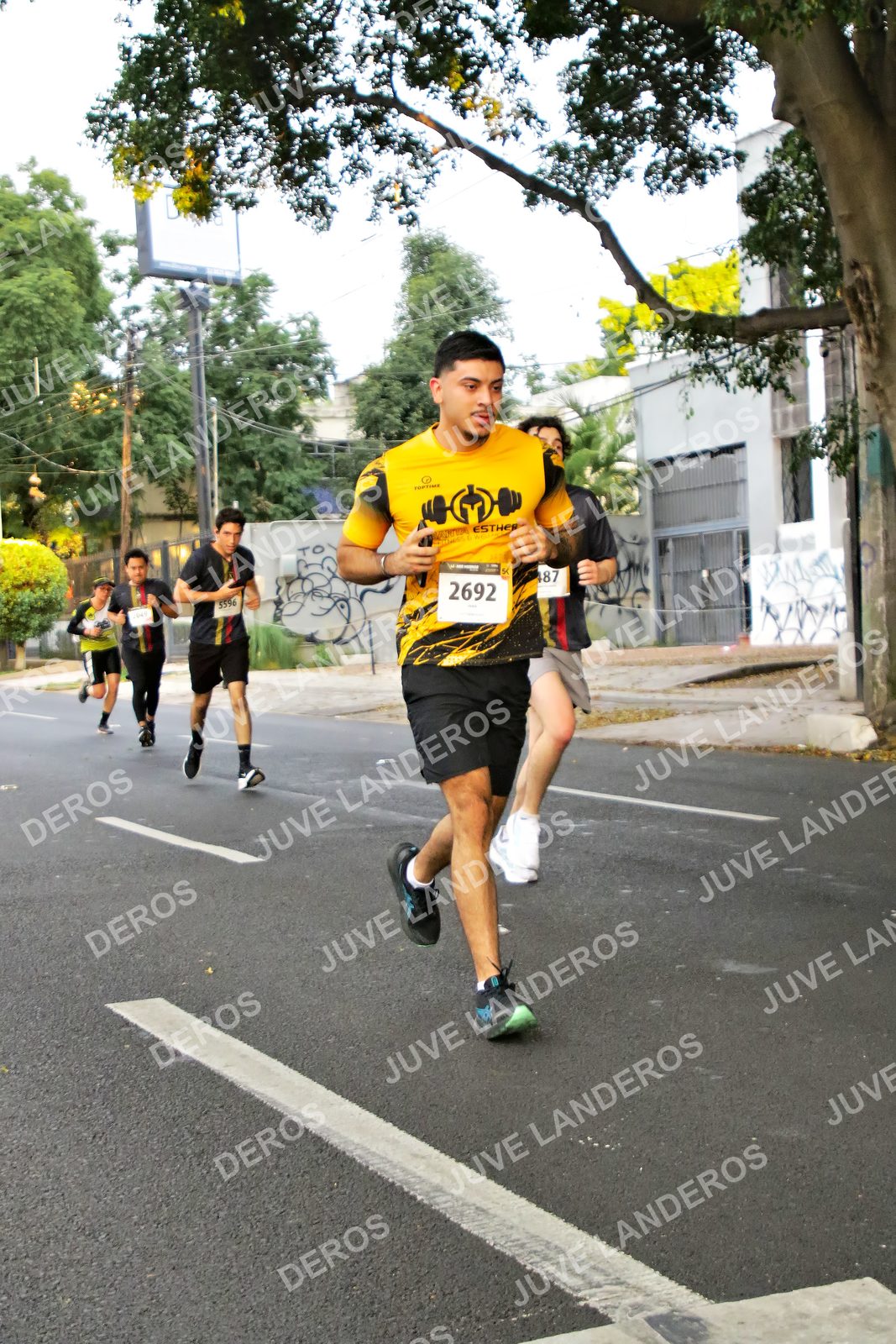 Foto de la X Carrera Leones Negros Red Cola 2026 en Rectoría General de la UdeG, Av. Juárez 976 (meta en Av. Enrique Díaz de León y Pedro Moreno), Guadalajara a las 05:03 · dorsal 2692, 5596, 487