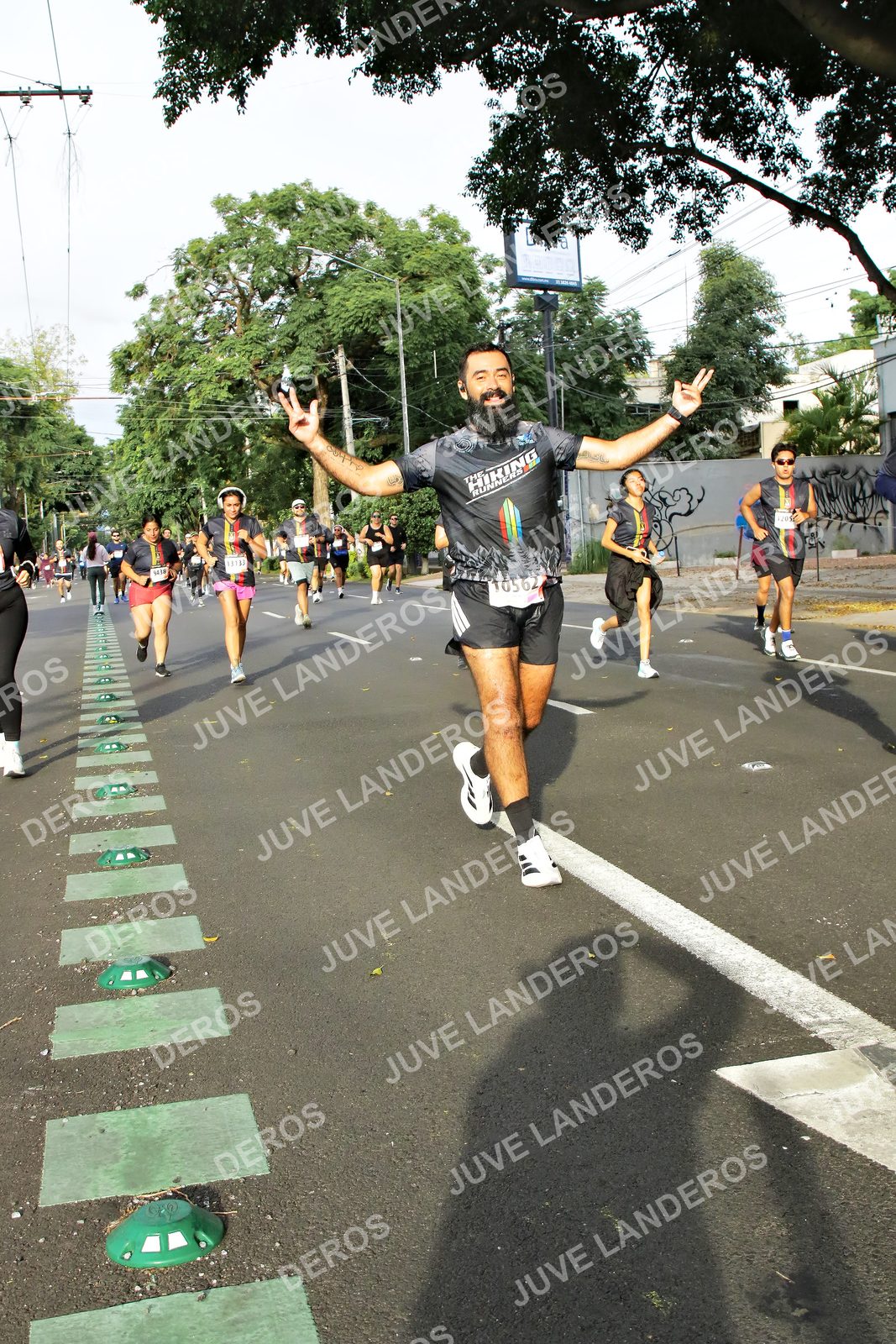 Foto de la X Carrera Leones Negros Red Cola 2026 en Rectoría General de la UdeG, Av. Juárez 976 (meta en Av. Enrique Díaz de León y Pedro Moreno), Guadalajara a las 08:02 · dorsal 10562