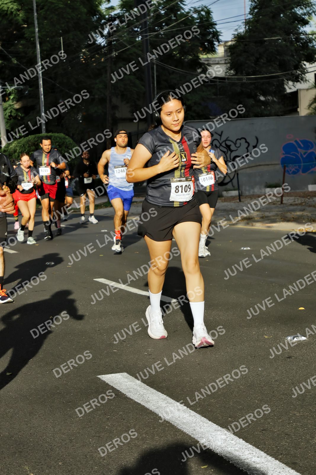 Foto de la X Carrera Leones Negros Red Cola 2026 en Rectoría General de la UdeG, Av. Juárez 976 (meta en Av. Enrique Díaz de León y Pedro Moreno), Guadalajara a las 07:57 · dorsal 8109, 10186, 9205, 9207