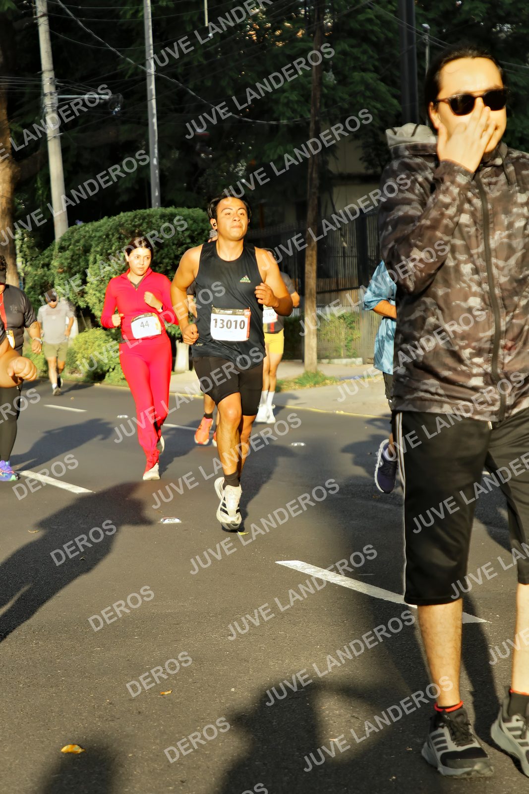 Foto de la X Carrera Leones Negros Red Cola 2026 en Rectoría General de la UdeG, Av. Juárez 976 (meta en Av. Enrique Díaz de León y Pedro Moreno), Guadalajara a las 07:28 · dorsal 13010, 44