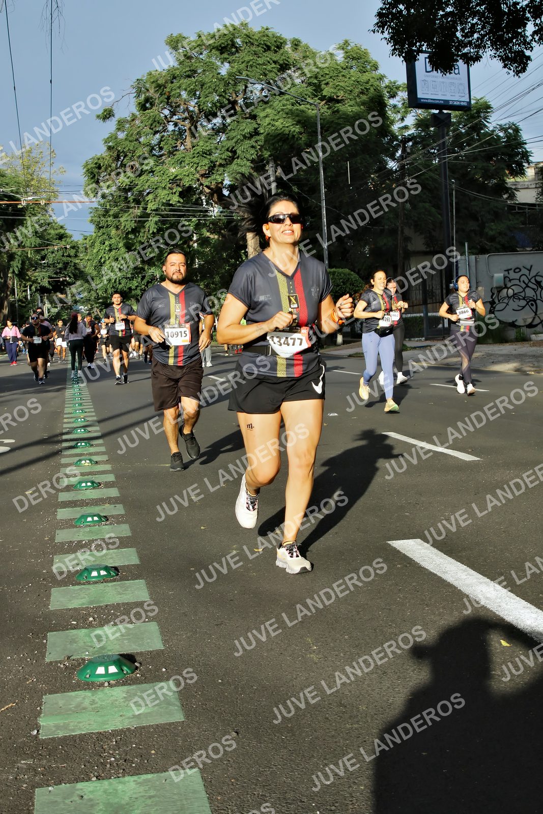 Foto de la X Carrera Leones Negros Red Cola 2026 en Rectoría General de la UdeG, Av. Juárez 976 (meta en Av. Enrique Díaz de León y Pedro Moreno), Guadalajara a las 07:57 · dorsal 10915, 13477