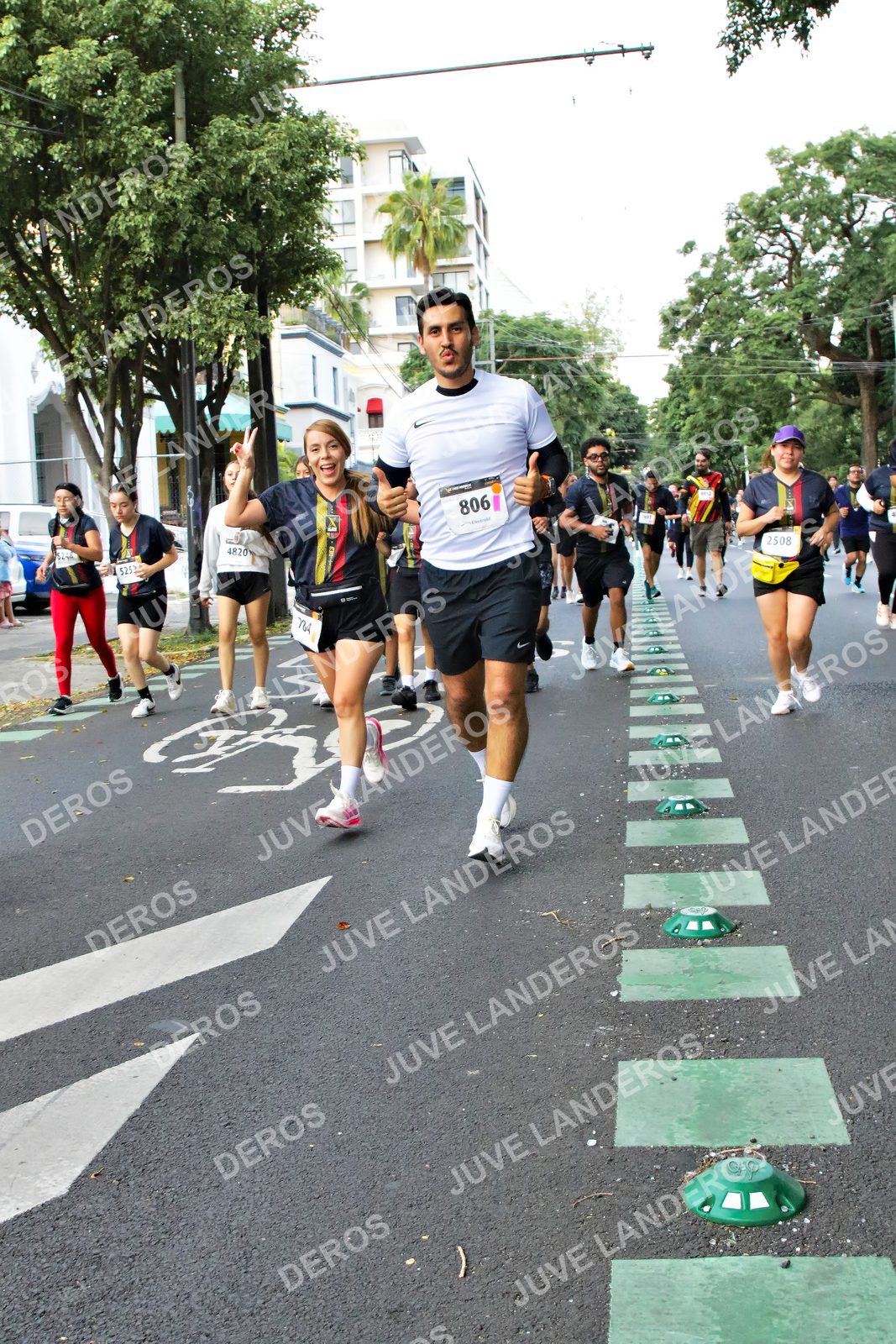 Foto de la X Carrera Leones Negros Red Cola 2026 en Rectoría General de la UdeG, Av. Juárez 976 (meta en Av. Enrique Díaz de León y Pedro Moreno), Guadalajara a las 05:13 · dorsal 806, 2508, 4820