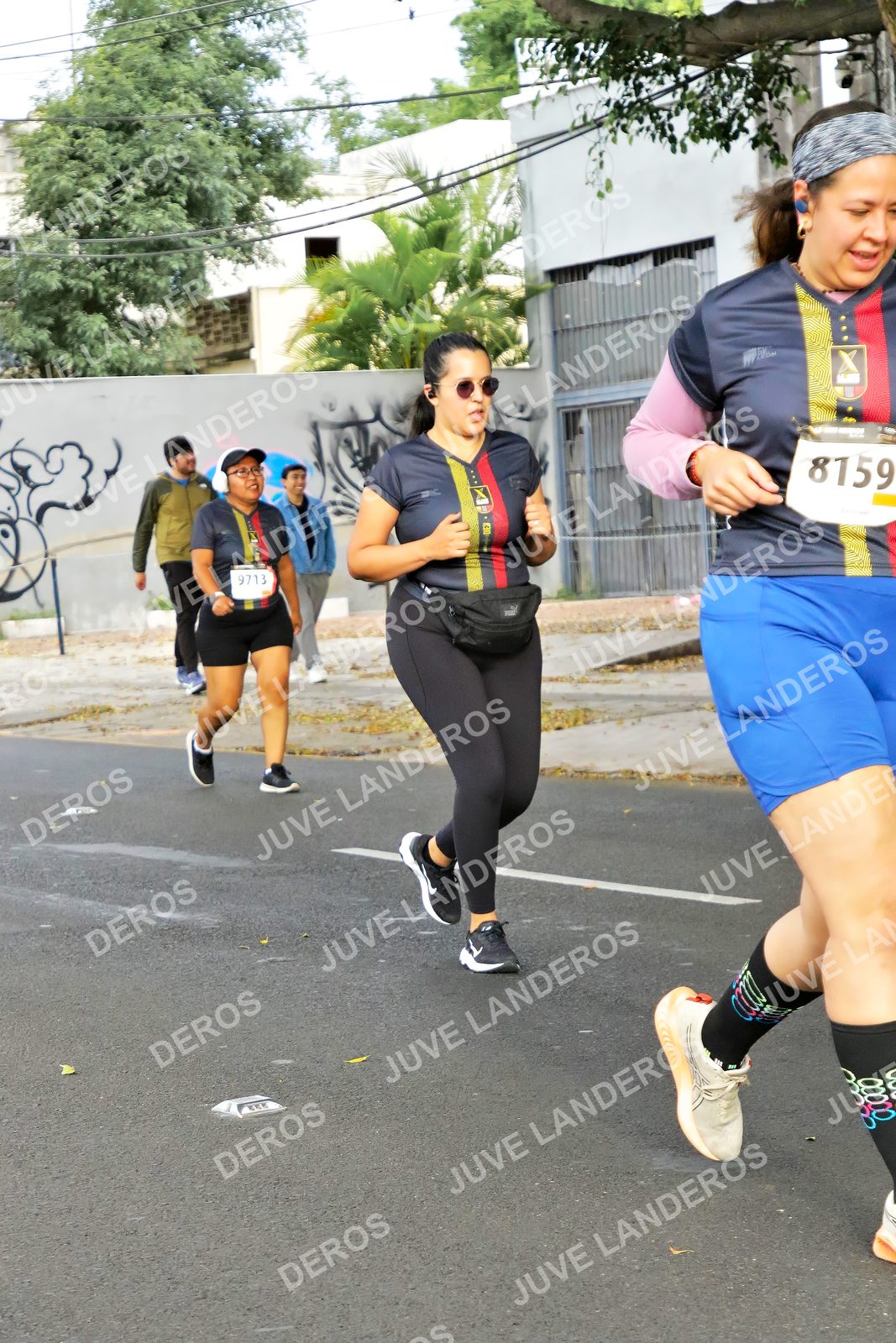 Foto de la X Carrera Leones Negros Red Cola 2026 en Rectoría General de la UdeG, Av. Juárez 976 (meta en Av. Enrique Díaz de León y Pedro Moreno), Guadalajara a las 08:17 · dorsal 8159, 9713