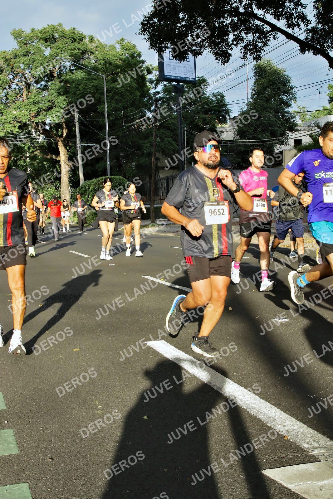 Foto de la X Carrera Leones Negros Red Cola 2026 en Rectoría General de la UdeG, Av. Juárez 976 (meta en Av. Enrique Díaz de León y Pedro Moreno), Guadalajara a las 07:45 · dorsal 9652, 8498, 11