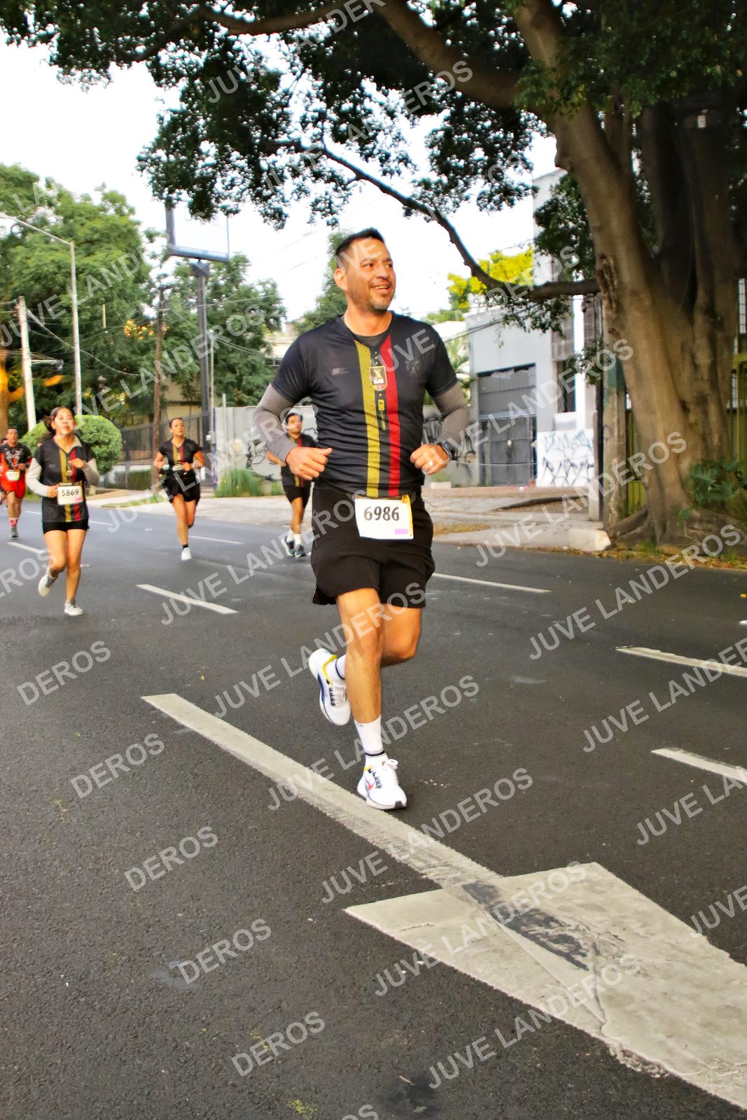 Foto de la X Carrera Leones Negros Red Cola 2026 en Rectoría General de la UdeG, Av. Juárez 976 (meta en Av. Enrique Díaz de León y Pedro Moreno), Guadalajara a las 05:00 · dorsal 6986, 5869