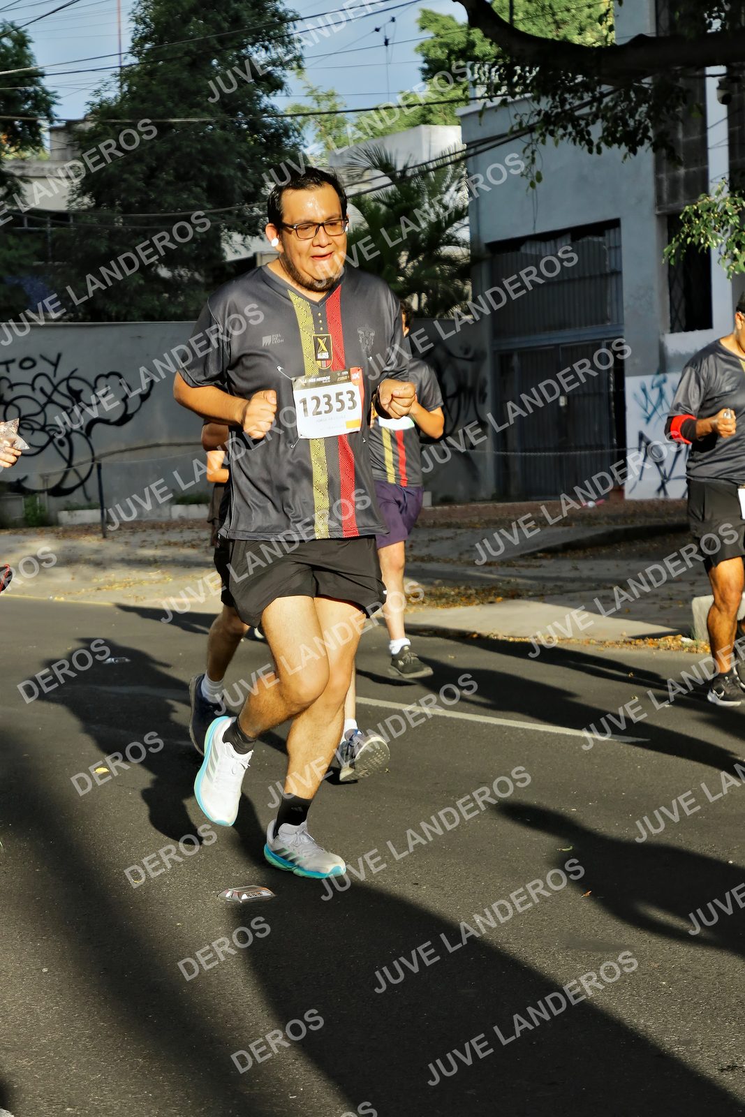 Foto de la X Carrera Leones Negros Red Cola 2026 en Rectoría General de la UdeG, Av. Juárez 976 (meta en Av. Enrique Díaz de León y Pedro Moreno), Guadalajara a las 07:43 · dorsal 12353