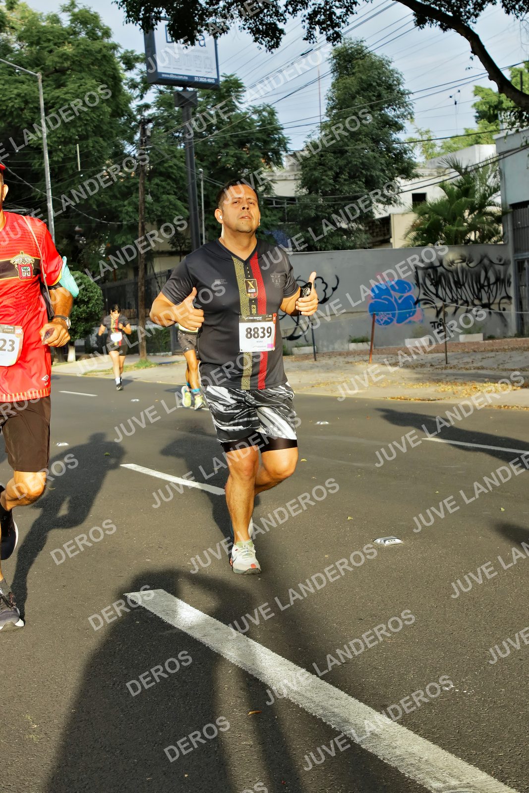 Foto de la X Carrera Leones Negros Red Cola 2026 en Rectoría General de la UdeG, Av. Juárez 976 (meta en Av. Enrique Díaz de León y Pedro Moreno), Guadalajara a las 07:36 · dorsal 8839, 23