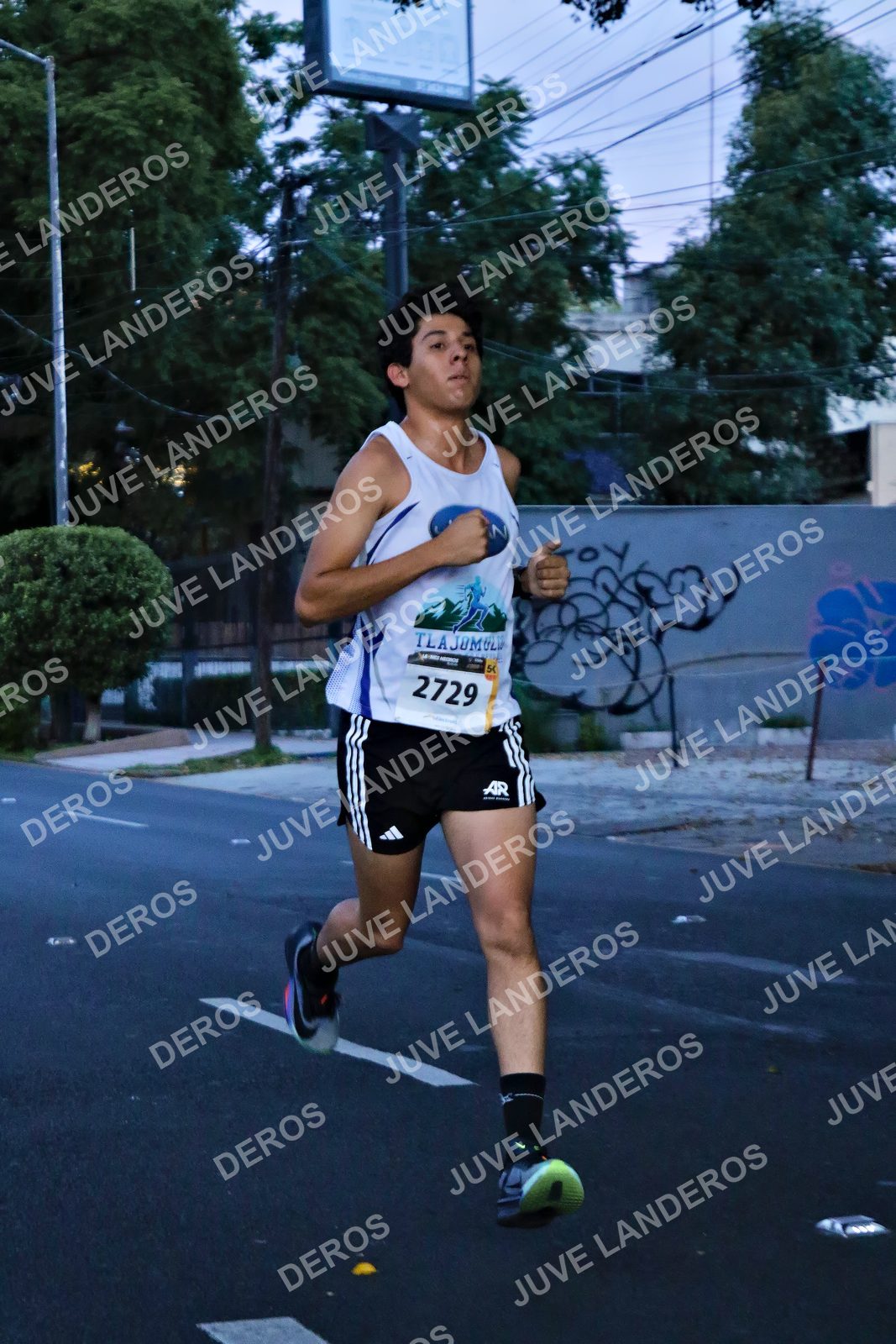 Foto de la X Carrera Leones Negros Red Cola 2026 en Rectoría General de la UdeG, Av. Juárez 976 (meta en Av. Enrique Díaz de León y Pedro Moreno), Guadalajara a las 04:49 · dorsal 2729