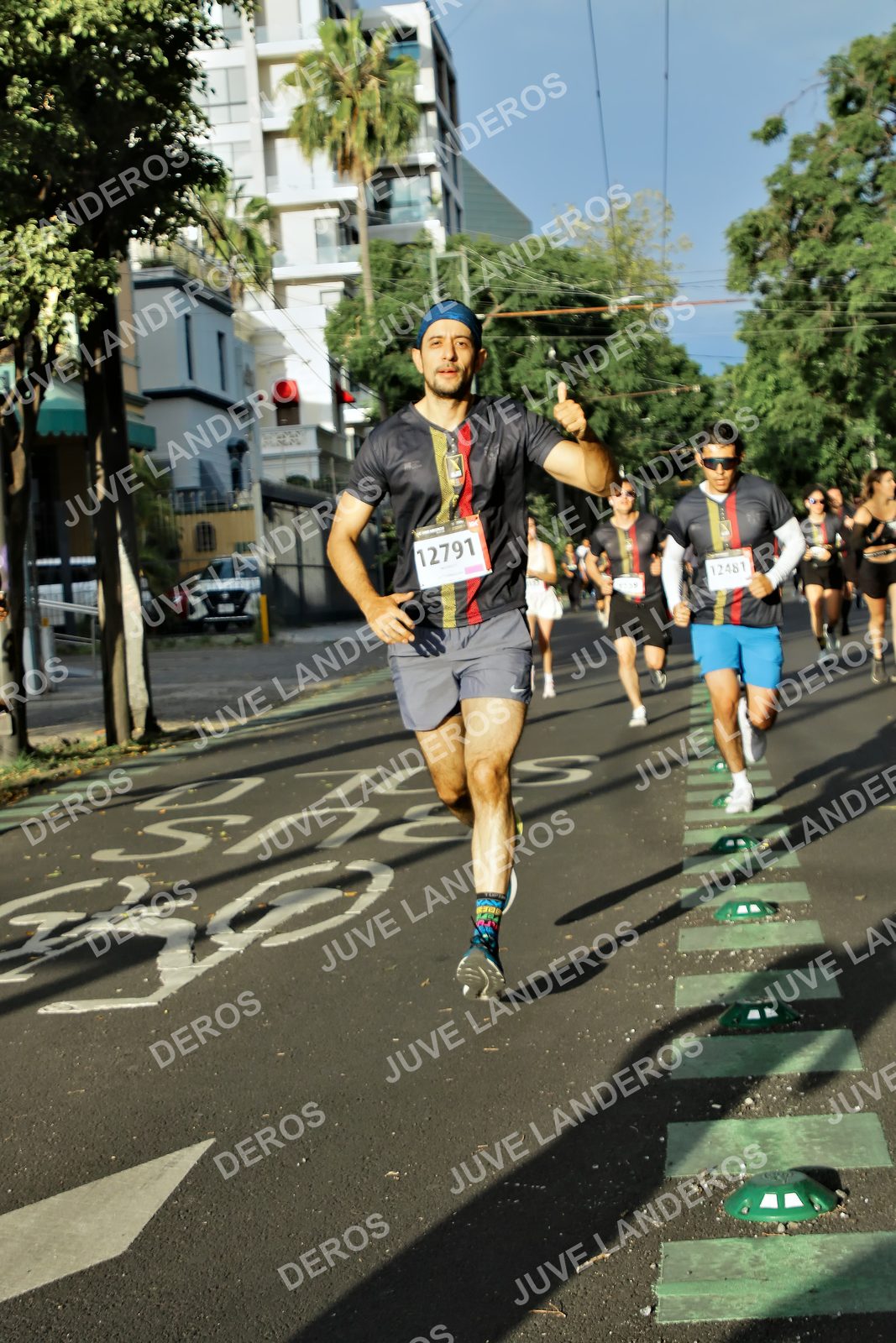 Foto de la X Carrera Leones Negros Red Cola 2026 en Rectoría General de la UdeG, Av. Juárez 976 (meta en Av. Enrique Díaz de León y Pedro Moreno), Guadalajara a las 07:44 · dorsal 12791, 12481, 70