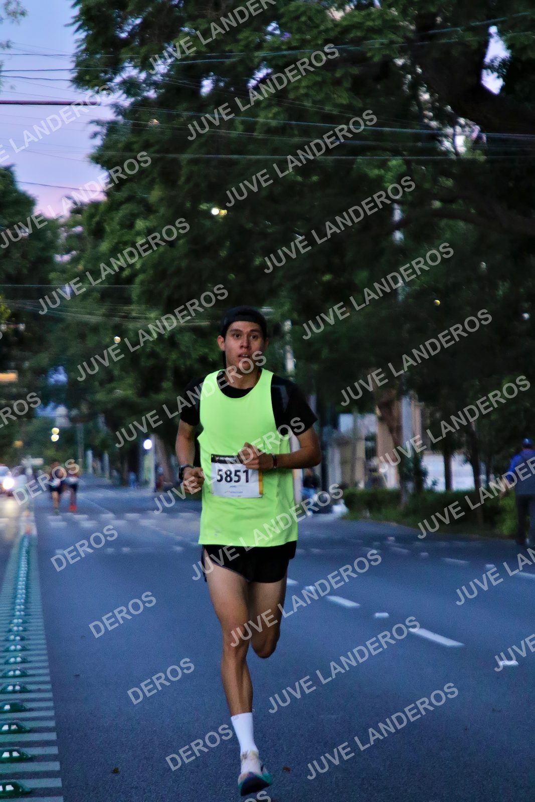 Foto de la X Carrera Leones Negros Red Cola 2026 en Rectoría General de la UdeG, Av. Juárez 976 (meta en Av. Enrique Díaz de León y Pedro Moreno), Guadalajara a las 04:49 · dorsal 5851