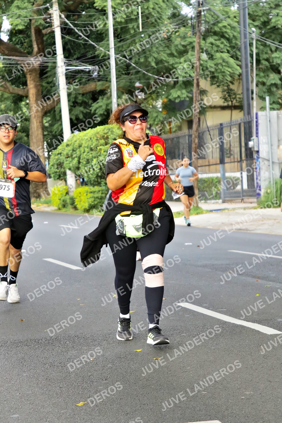 Foto de la X Carrera Leones Negros Red Cola 2026 en Rectoría General de la UdeG, Av. Juárez 976 (meta en Av. Enrique Díaz de León y Pedro Moreno), Guadalajara a las 08:16 · dorsal 975