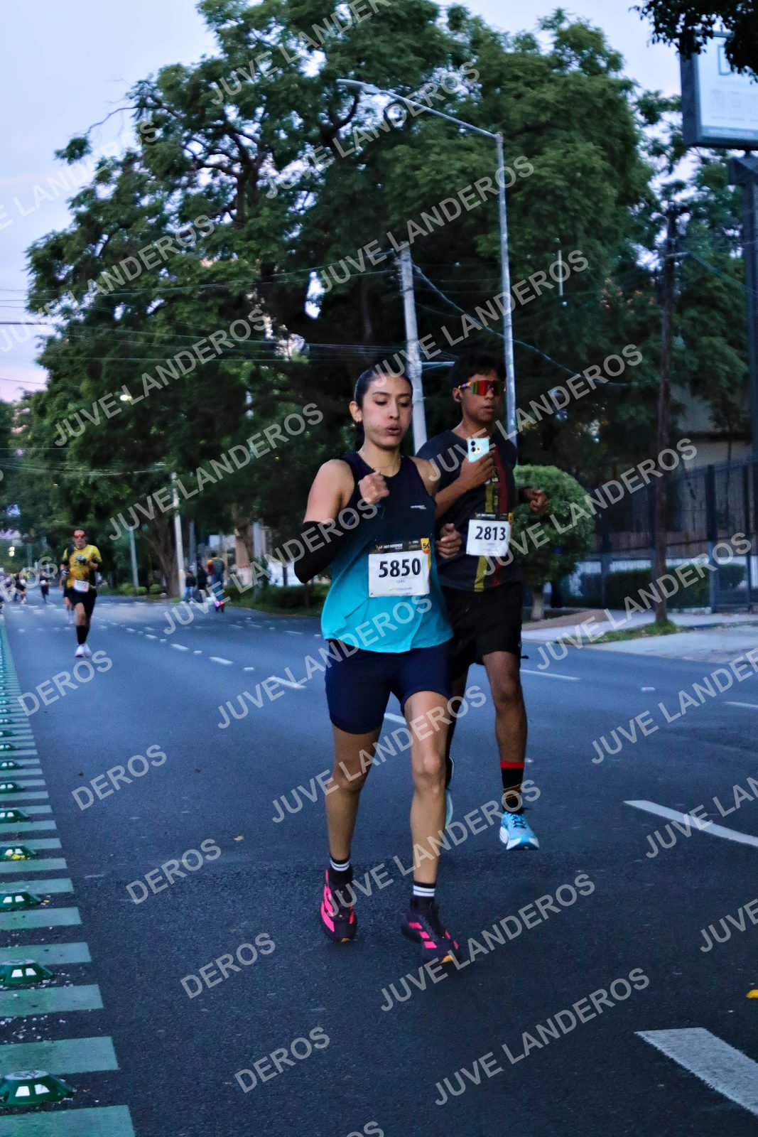 Foto de la X Carrera Leones Negros Red Cola 2026 en Rectoría General de la UdeG, Av. Juárez 976 (meta en Av. Enrique Díaz de León y Pedro Moreno), Guadalajara a las 04:51 · dorsal 5850, 2813
