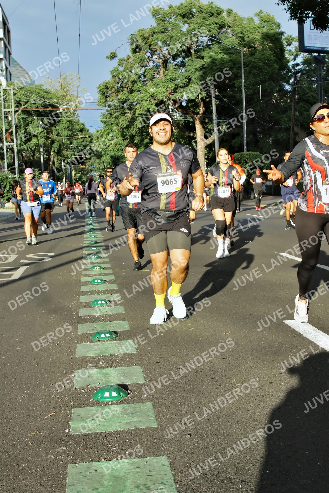 Foto de la X Carrera Leones Negros Red Cola 2026 en Rectoría General de la UdeG, Av. Juárez 976 (meta en Av. Enrique Díaz de León y Pedro Moreno), Guadalajara a las 07:51 · dorsal 9065, 2877, 13007