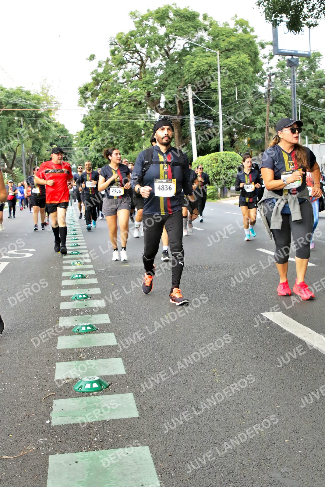 Foto de la X Carrera Leones Negros Red Cola 2026 en Rectoría General de la UdeG, Av. Juárez 976 (meta en Av. Enrique Díaz de León y Pedro Moreno), Guadalajara a las 07:17 · dorsal 4836, 2506, 1657