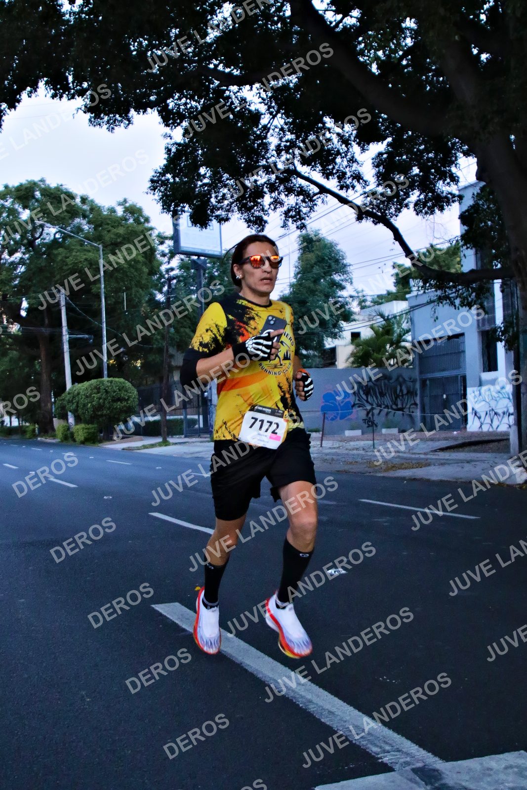 Foto de la X Carrera Leones Negros Red Cola 2026 en Rectoría General de la UdeG, Av. Juárez 976 (meta en Av. Enrique Díaz de León y Pedro Moreno), Guadalajara a las 04:51 · dorsal 7172