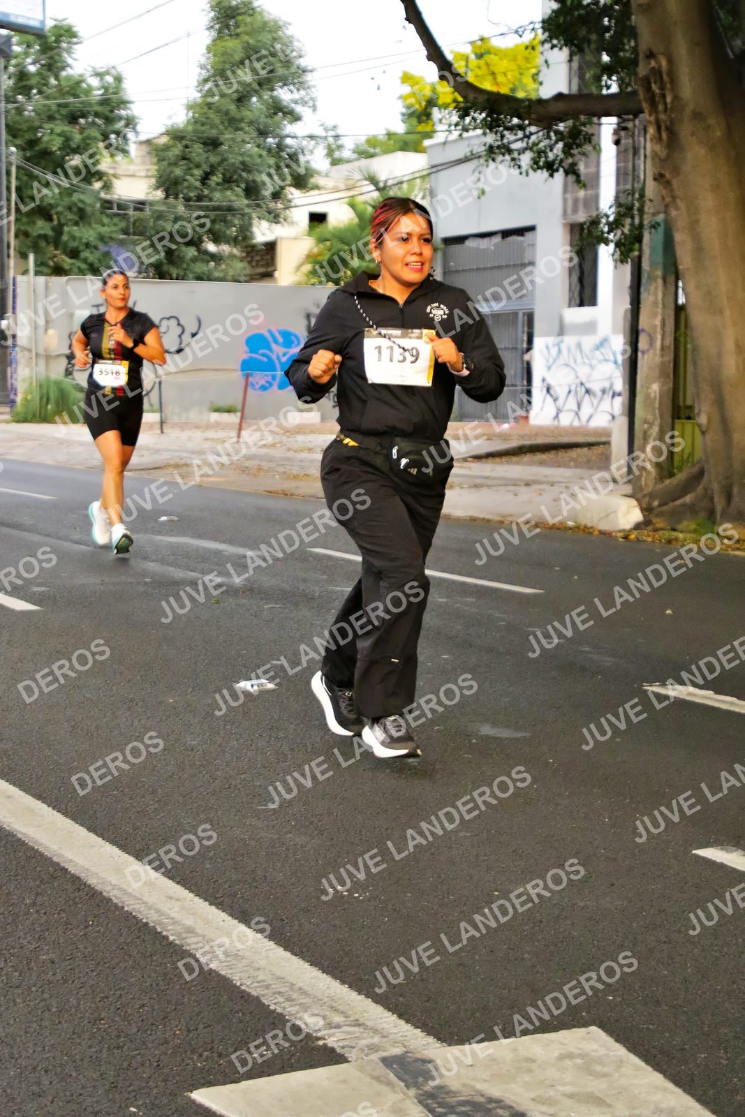 Foto de la X Carrera Leones Negros Red Cola 2026 en Rectoría General de la UdeG, Av. Juárez 976 (meta en Av. Enrique Díaz de León y Pedro Moreno), Guadalajara a las 05:00 · dorsal 1139, 3518