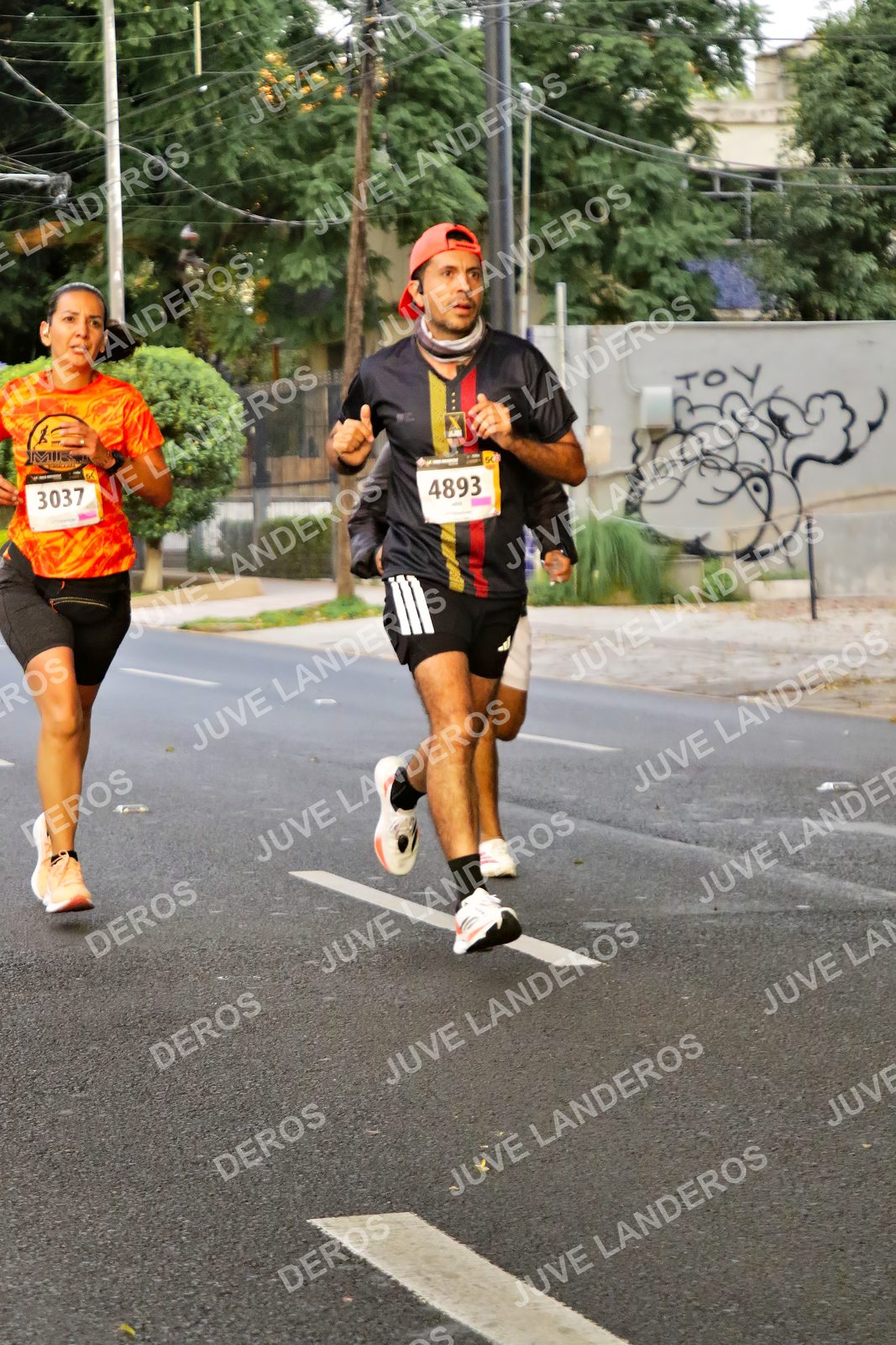 Foto de la X Carrera Leones Negros Red Cola 2026 en Rectoría General de la UdeG, Av. Juárez 976 (meta en Av. Enrique Díaz de León y Pedro Moreno), Guadalajara a las 04:59 · dorsal 4893, 3037