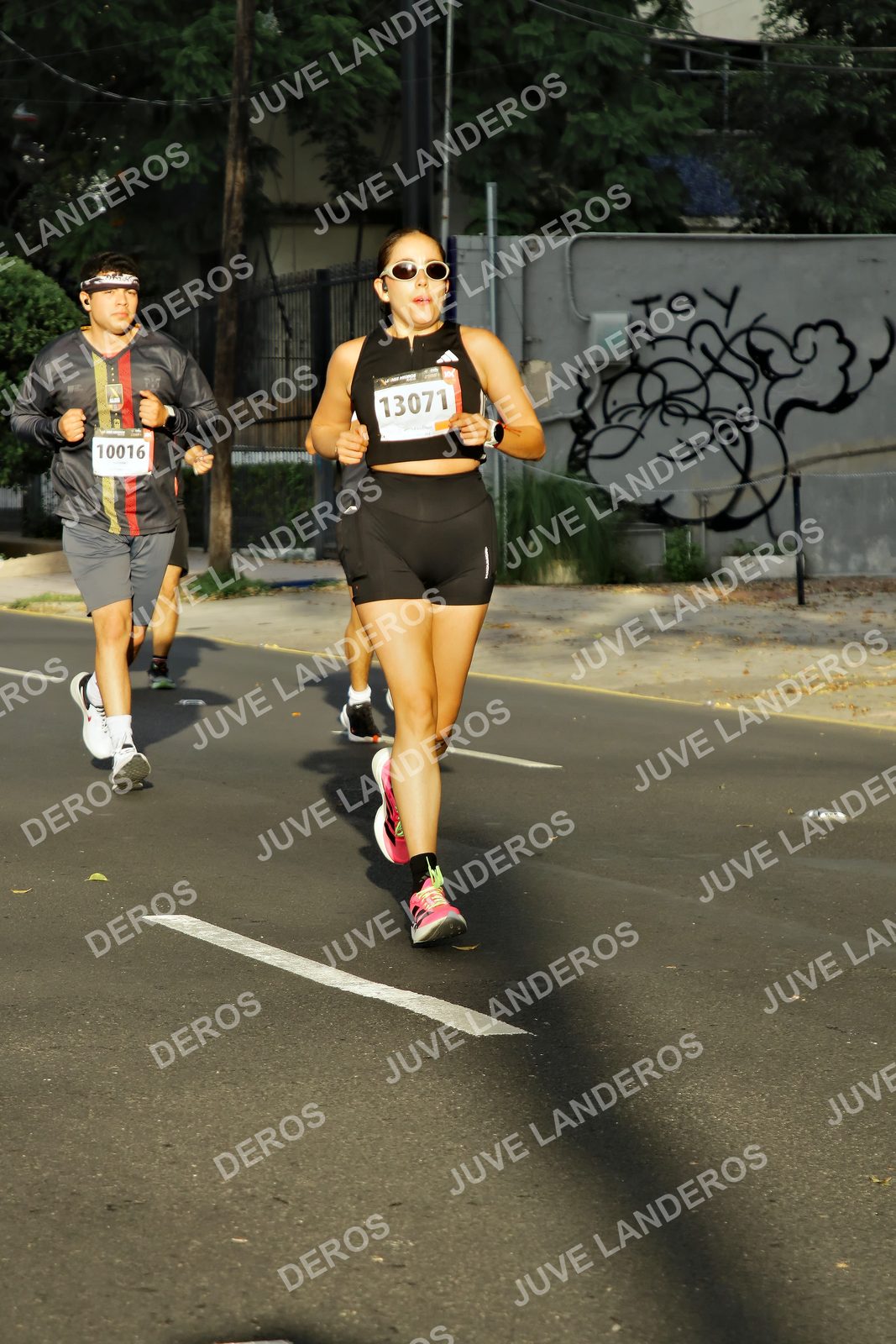 Foto de la X Carrera Leones Negros Red Cola 2026 en Rectoría General de la UdeG, Av. Juárez 976 (meta en Av. Enrique Díaz de León y Pedro Moreno), Guadalajara a las 07:39 · dorsal 13071, 10016