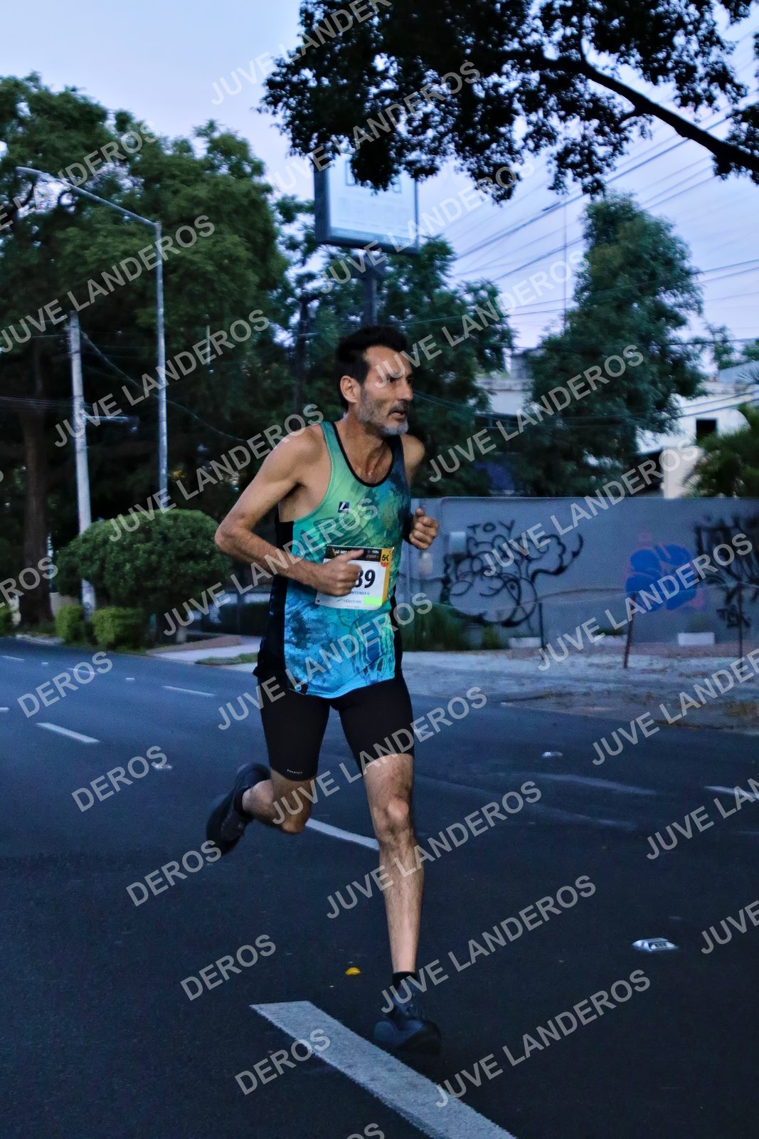 Foto de la X Carrera Leones Negros Red Cola 2026 en Rectoría General de la UdeG, Av. Juárez 976 (meta en Av. Enrique Díaz de León y Pedro Moreno), Guadalajara a las 04:49 · dorsal 89