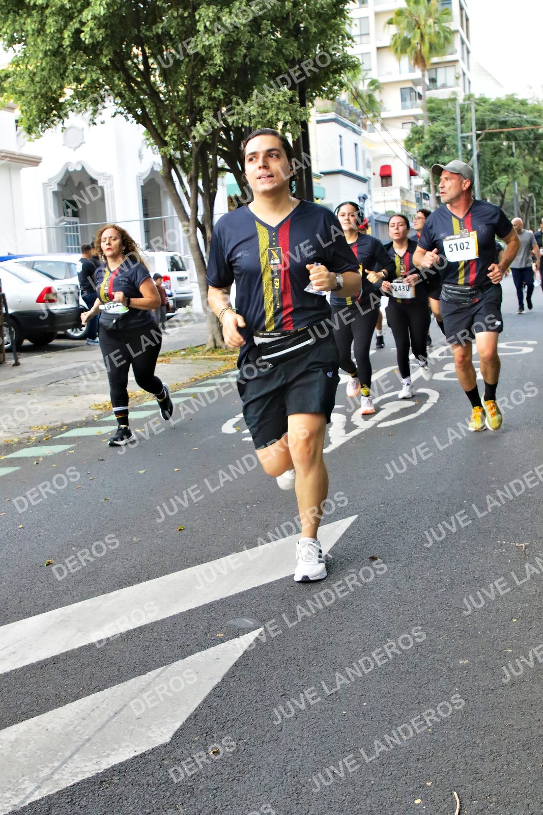 Foto de la X Carrera Leones Negros Red Cola 2026 en Rectoría General de la UdeG, Av. Juárez 976 (meta en Av. Enrique Díaz de León y Pedro Moreno), Guadalajara a las 07:14 · dorsal 5102, 2430