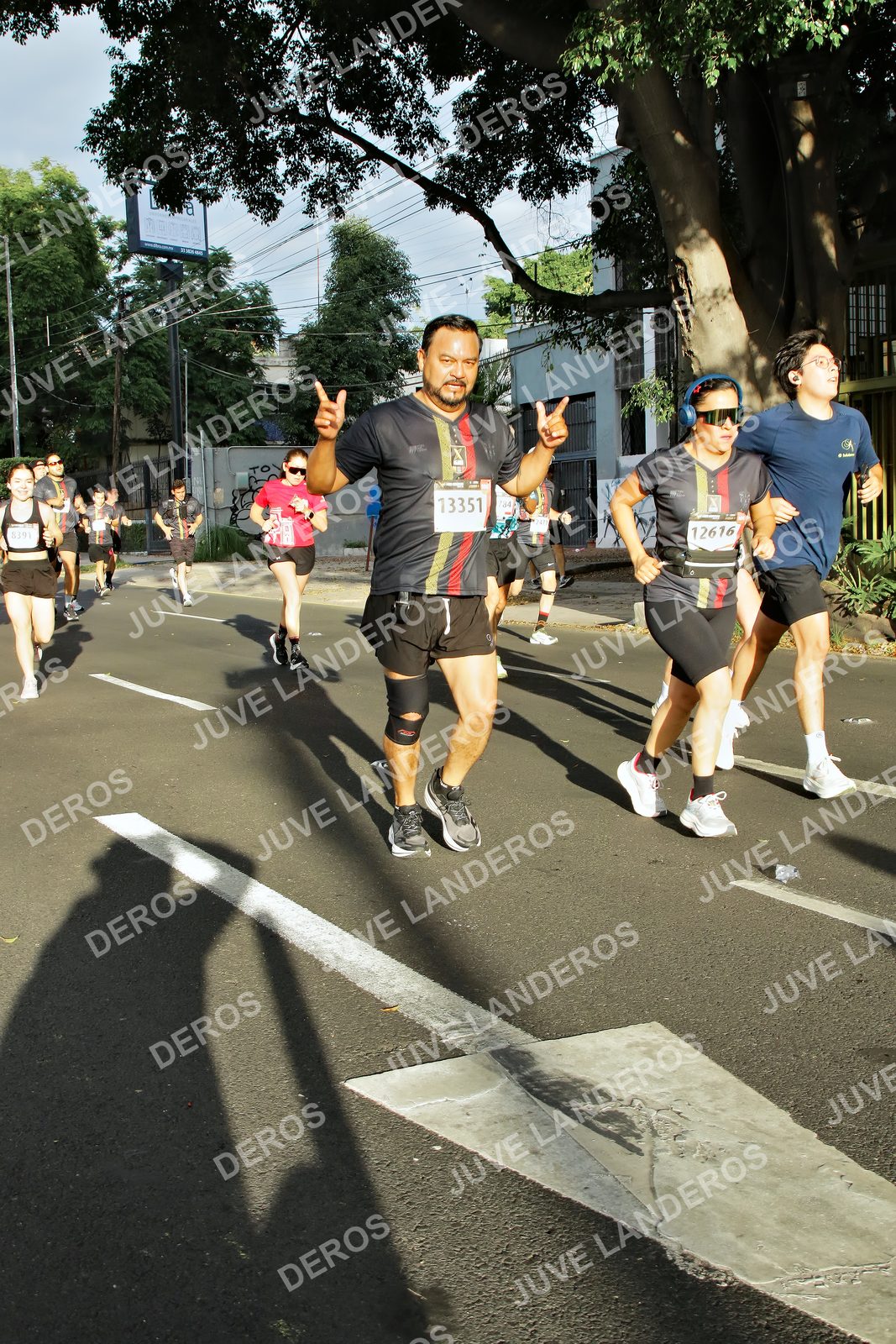 Foto de la X Carrera Leones Negros Red Cola 2026 en Rectoría General de la UdeG, Av. Juárez 976 (meta en Av. Enrique Díaz de León y Pedro Moreno), Guadalajara a las 07:43 · dorsal 13351, 12616