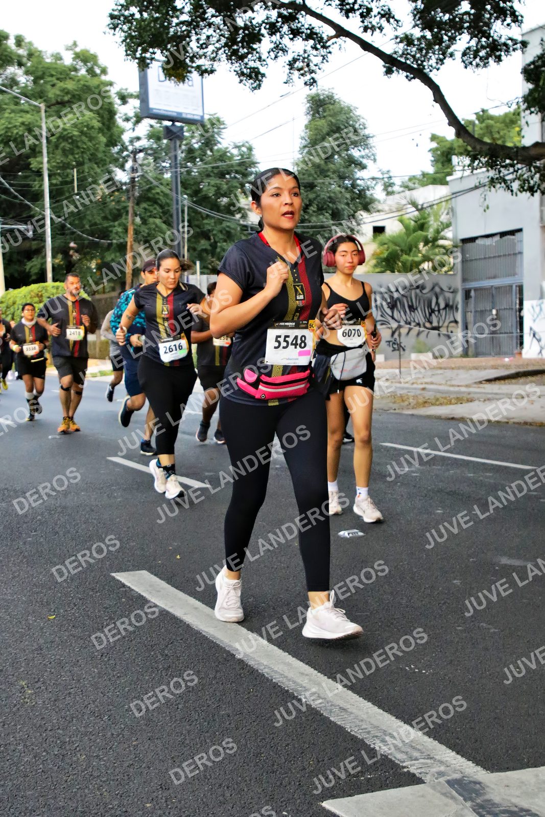 Foto de la X Carrera Leones Negros Red Cola 2026 en Rectoría General de la UdeG, Av. Juárez 976 (meta en Av. Enrique Díaz de León y Pedro Moreno), Guadalajara a las 05:08 · dorsal 5548, 6070, 2616, 2418