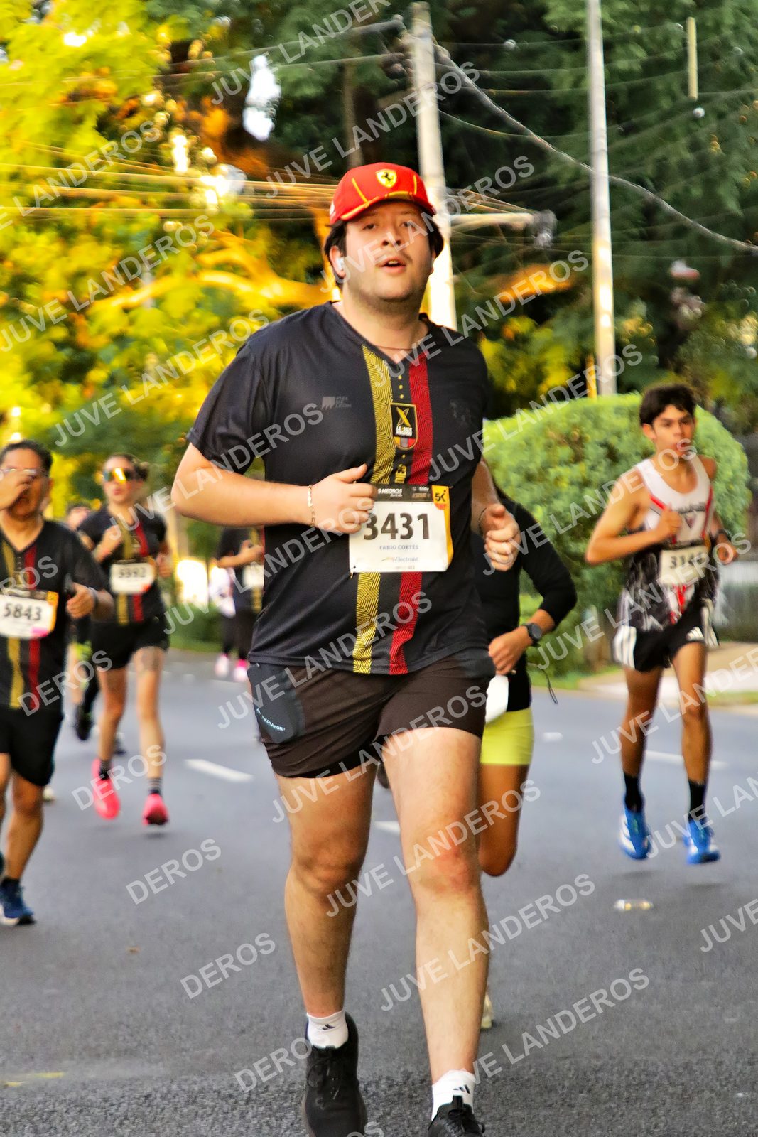 Foto de la X Carrera Leones Negros Red Cola 2026 en Rectoría General de la UdeG, Av. Juárez 976 (meta en Av. Enrique Díaz de León y Pedro Moreno), Guadalajara a las 05:02 · dorsal 3431, 5843, 3144, 5992