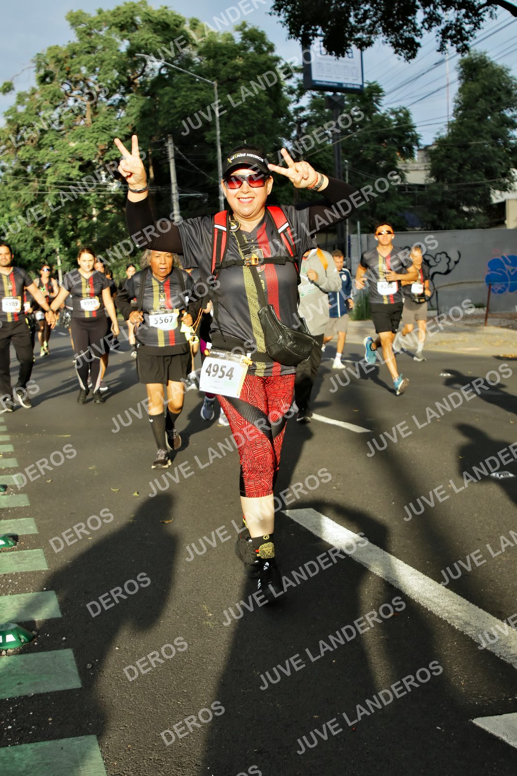Foto de la X Carrera Leones Negros Red Cola 2026 en Rectoría General de la UdeG, Av. Juárez 976 (meta en Av. Enrique Díaz de León y Pedro Moreno), Guadalajara a las 07:38 · dorsal 4954, 5567, 4989