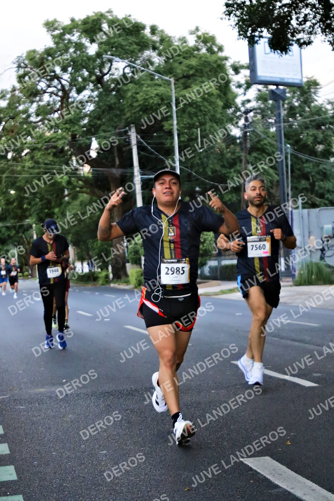 Foto de la X Carrera Leones Negros Red Cola 2026 en Rectoría General de la UdeG, Av. Juárez 976 (meta en Av. Enrique Díaz de León y Pedro Moreno), Guadalajara a las 04:56 · dorsal 2985, 7560, 1948