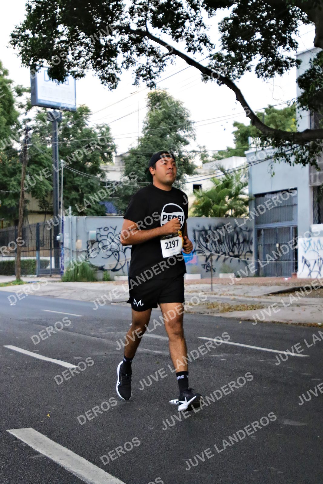 Foto de la X Carrera Leones Negros Red Cola 2026 en Rectoría General de la UdeG, Av. Juárez 976 (meta en Av. Enrique Díaz de León y Pedro Moreno), Guadalajara a las 04:57 · dorsal 2297