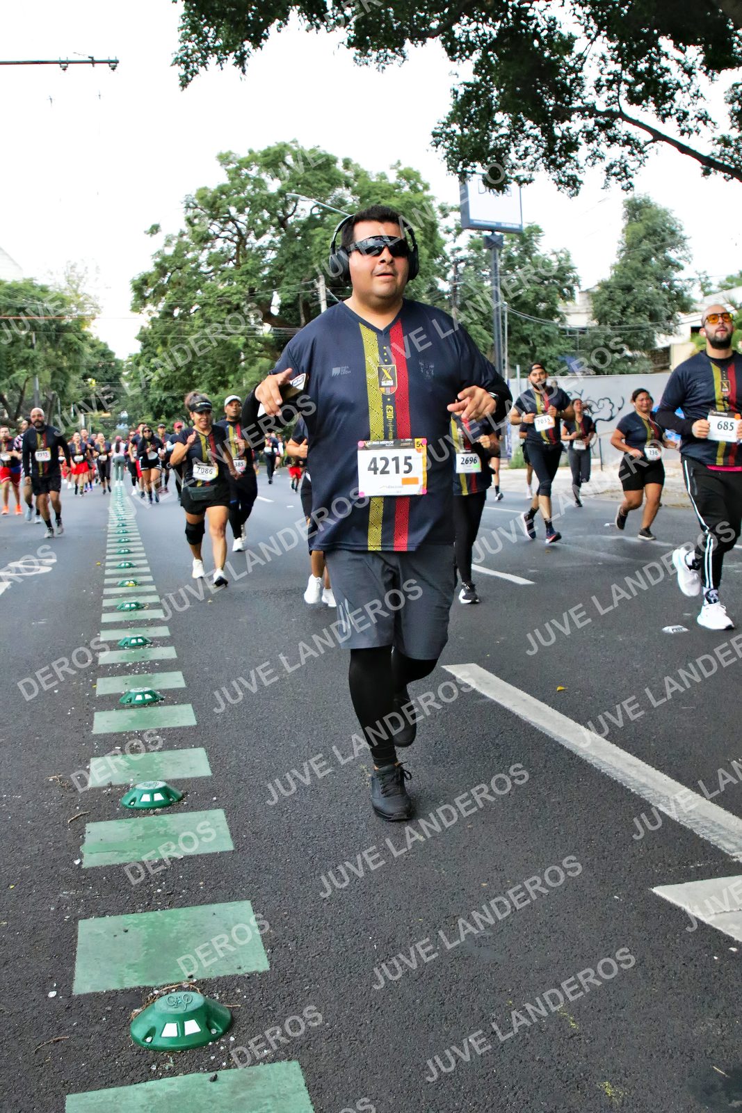 Foto de la X Carrera Leones Negros Red Cola 2026 en Rectoría General de la UdeG, Av. Juárez 976 (meta en Av. Enrique Díaz de León y Pedro Moreno), Guadalajara a las 05:11 · dorsal 4215, 685, 2696, 7086