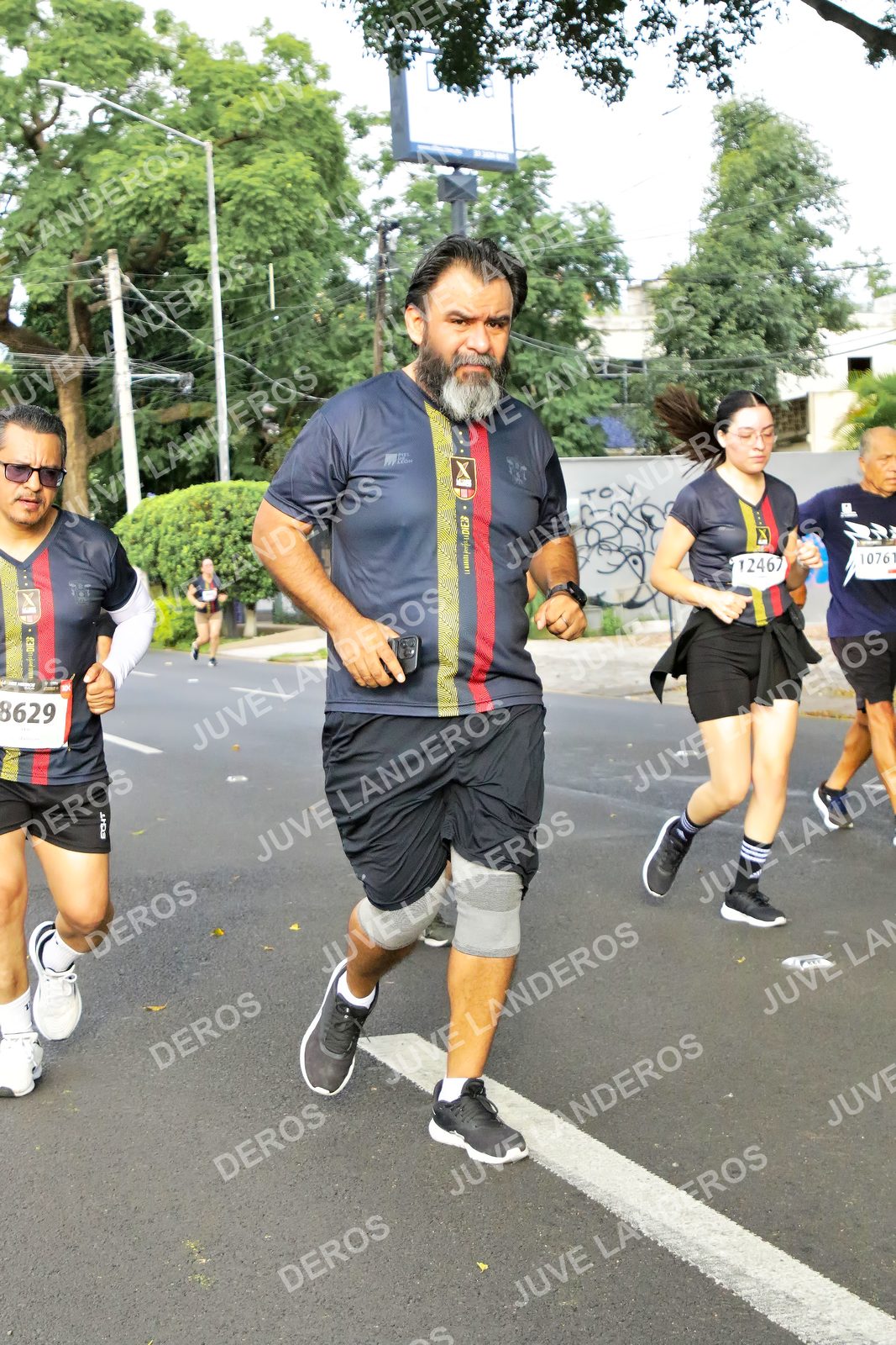 Foto de la X Carrera Leones Negros Red Cola 2026 en Rectoría General de la UdeG, Av. Juárez 976 (meta en Av. Enrique Díaz de León y Pedro Moreno), Guadalajara a las 08:08 · dorsal 8629, 1076, 12467