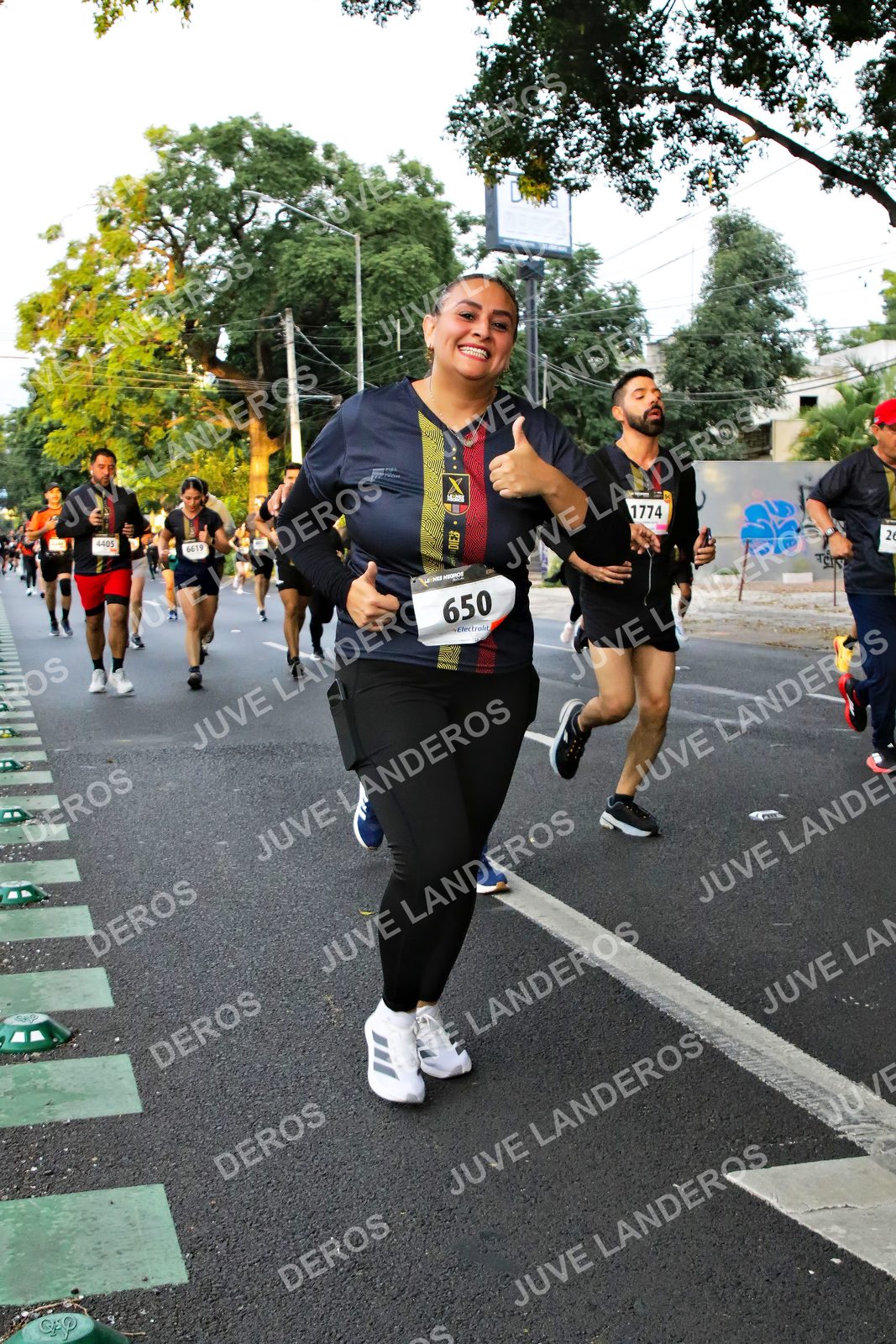 Foto de la X Carrera Leones Negros Red Cola 2026 en Rectoría General de la UdeG, Av. Juárez 976 (meta en Av. Enrique Díaz de León y Pedro Moreno), Guadalajara a las 05:07 · dorsal 650, 1774, 4405, 6619