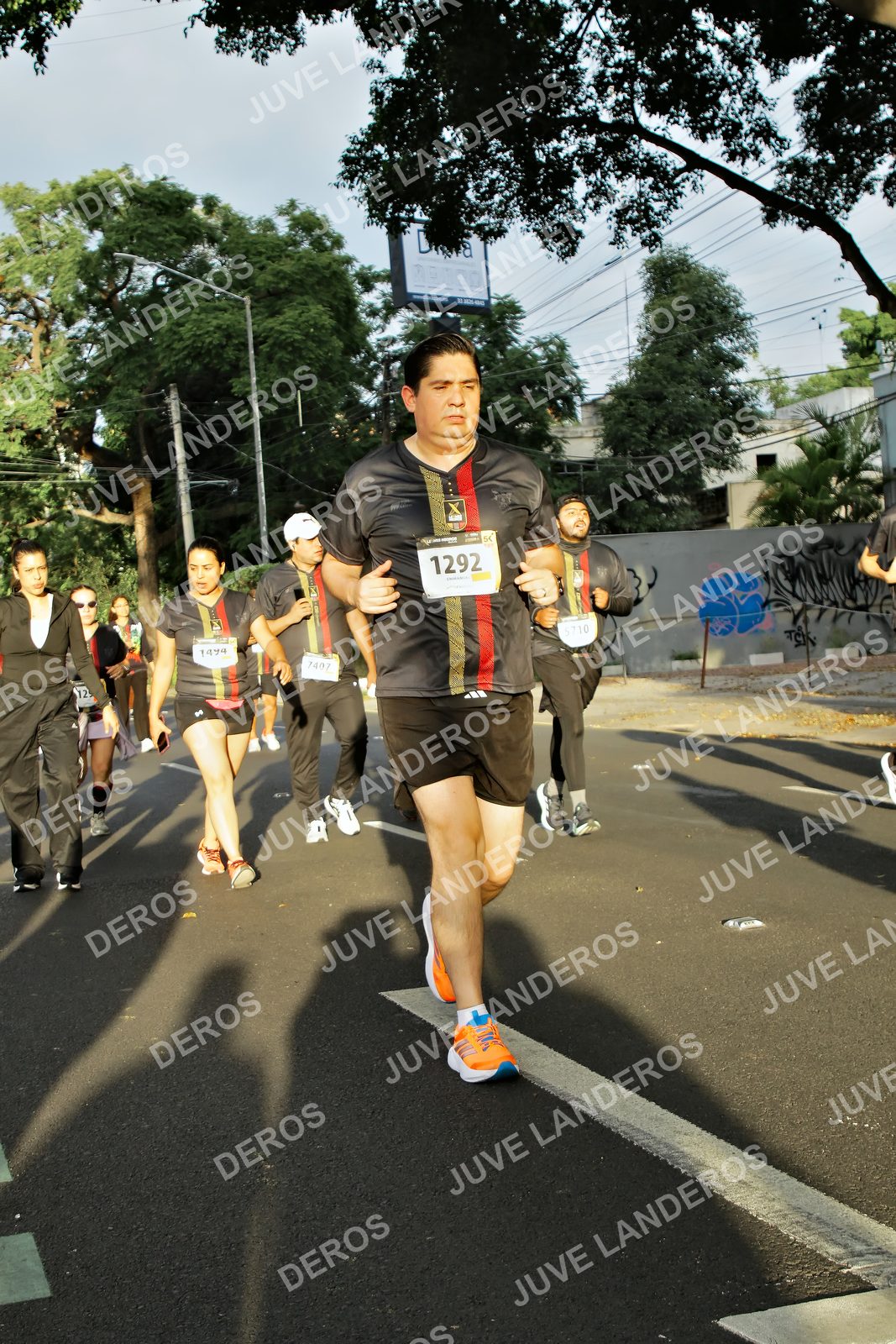 Foto de la X Carrera Leones Negros Red Cola 2026 en Rectoría General de la UdeG, Av. Juárez 976 (meta en Av. Enrique Díaz de León y Pedro Moreno), Guadalajara a las 07:26 · dorsal 1292, 7407, 1994, 5710