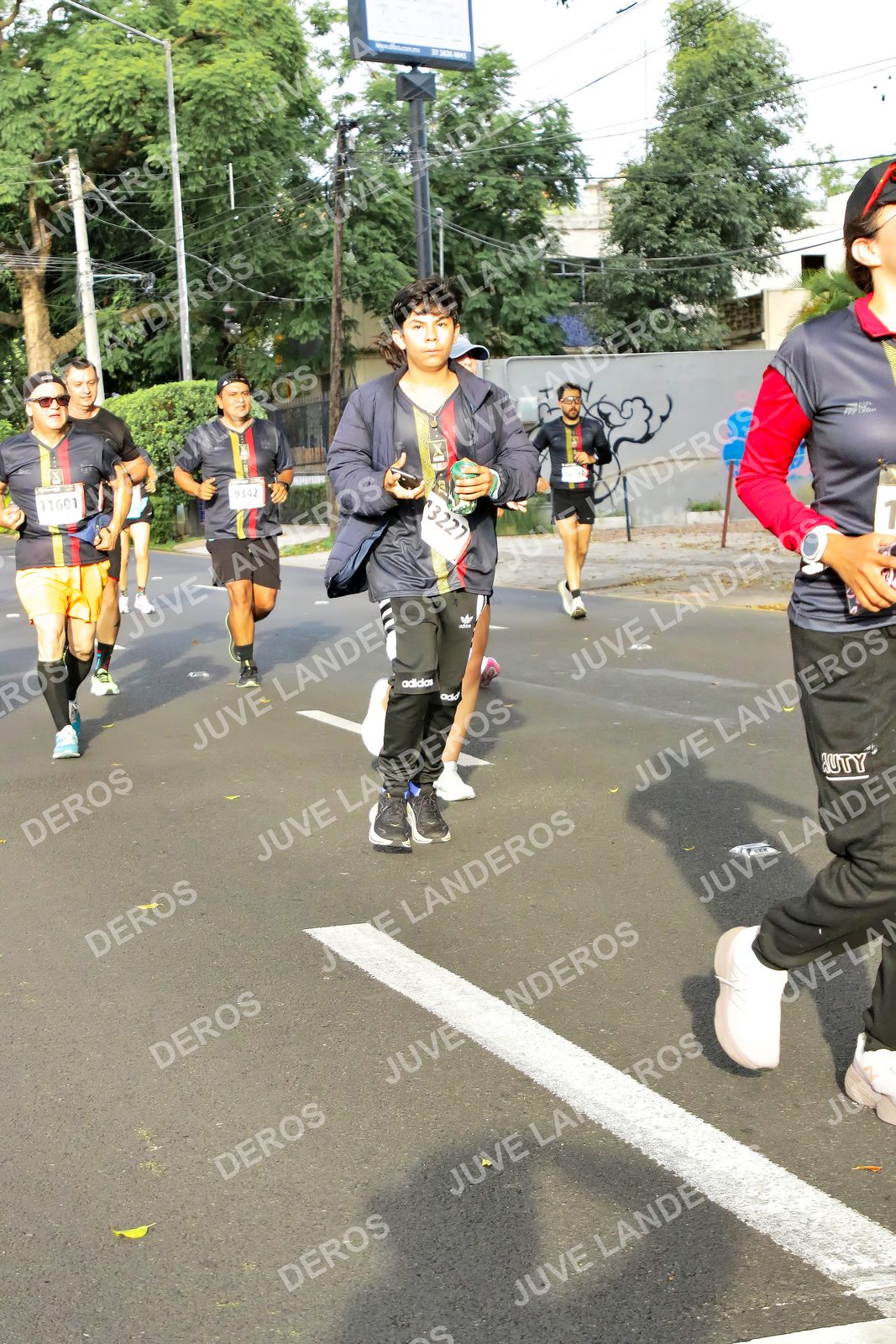 Foto de la X Carrera Leones Negros Red Cola 2026 en Rectoría General de la UdeG, Av. Juárez 976 (meta en Av. Enrique Díaz de León y Pedro Moreno), Guadalajara a las 08:03 · dorsal 11601, 9342, 3227