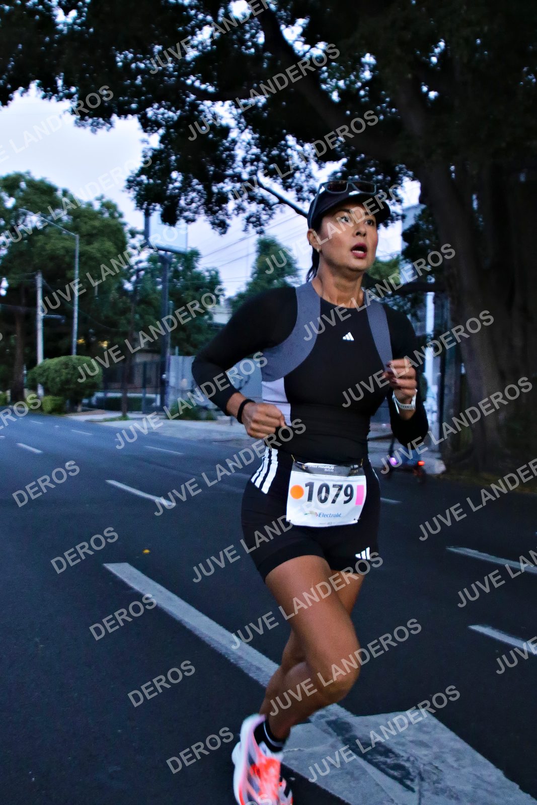 Foto de la X Carrera Leones Negros Red Cola 2026 en Rectoría General de la UdeG, Av. Juárez 976 (meta en Av. Enrique Díaz de León y Pedro Moreno), Guadalajara a las 04:51 · dorsal 1079