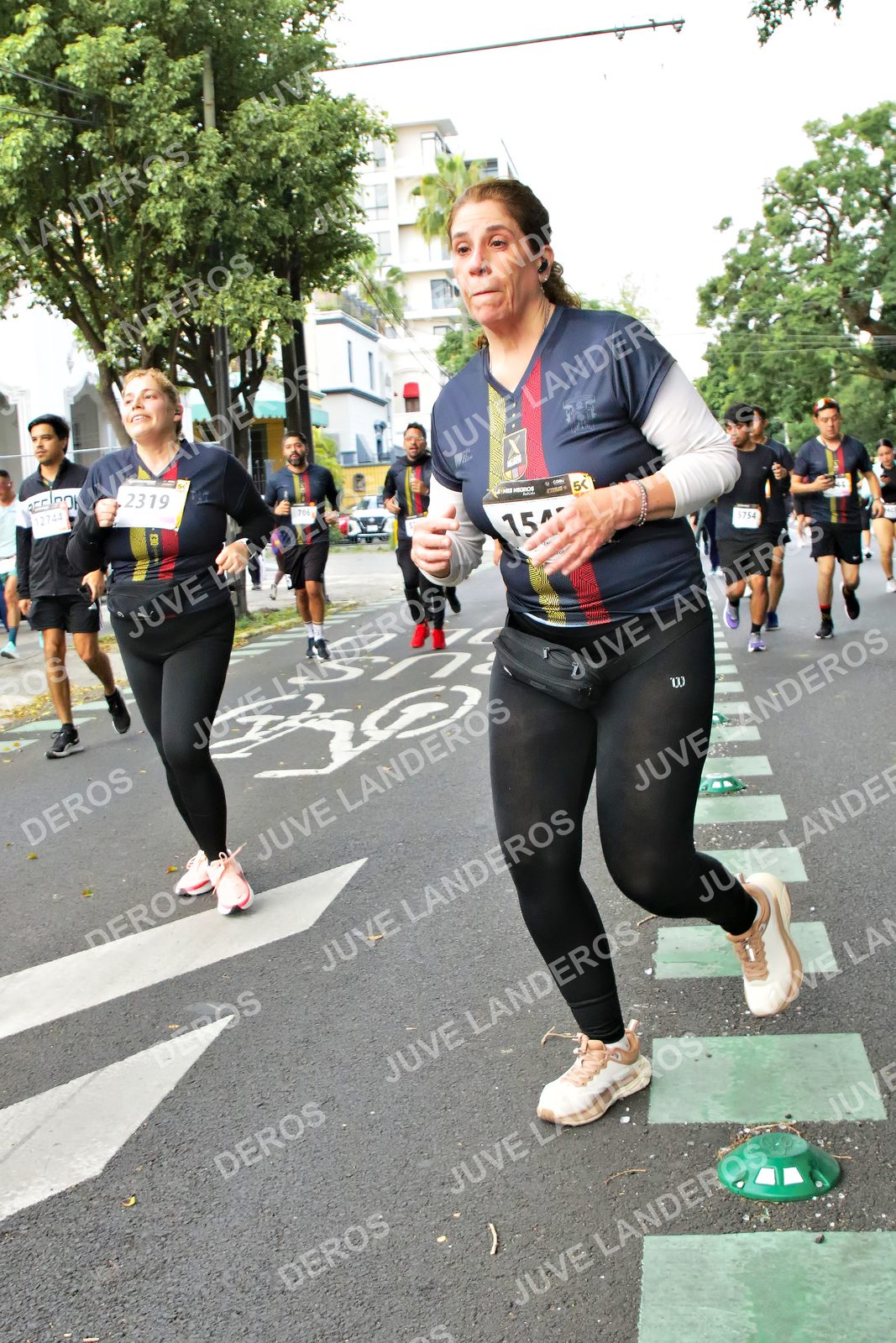 Foto de la X Carrera Leones Negros Red Cola 2026 en Rectoría General de la UdeG, Av. Juárez 976 (meta en Av. Enrique Díaz de León y Pedro Moreno), Guadalajara a las 07:16 · dorsal 2319, 15, 5754, 706